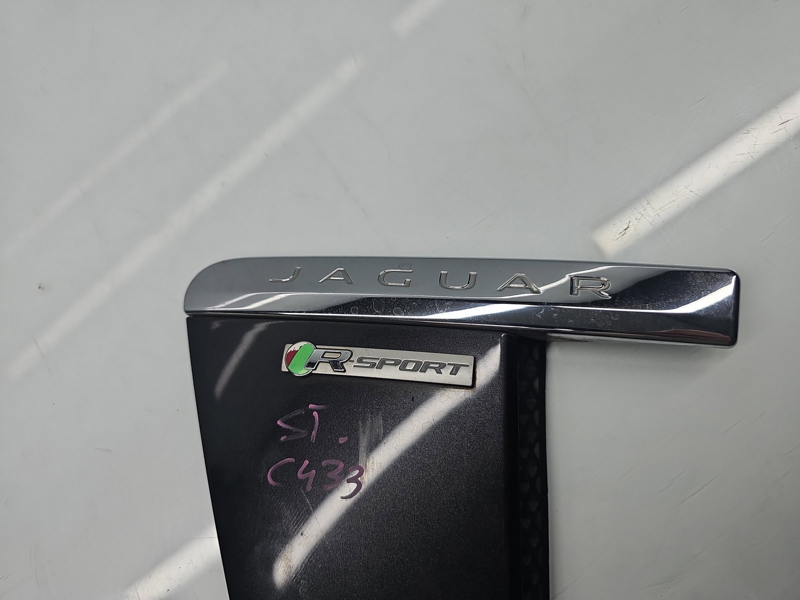 Ornament aripa stanga fata Jaguar XF (X250) [Fabr 2008-2015] Facelift Berlina CX23-280B11-A - imagine 3