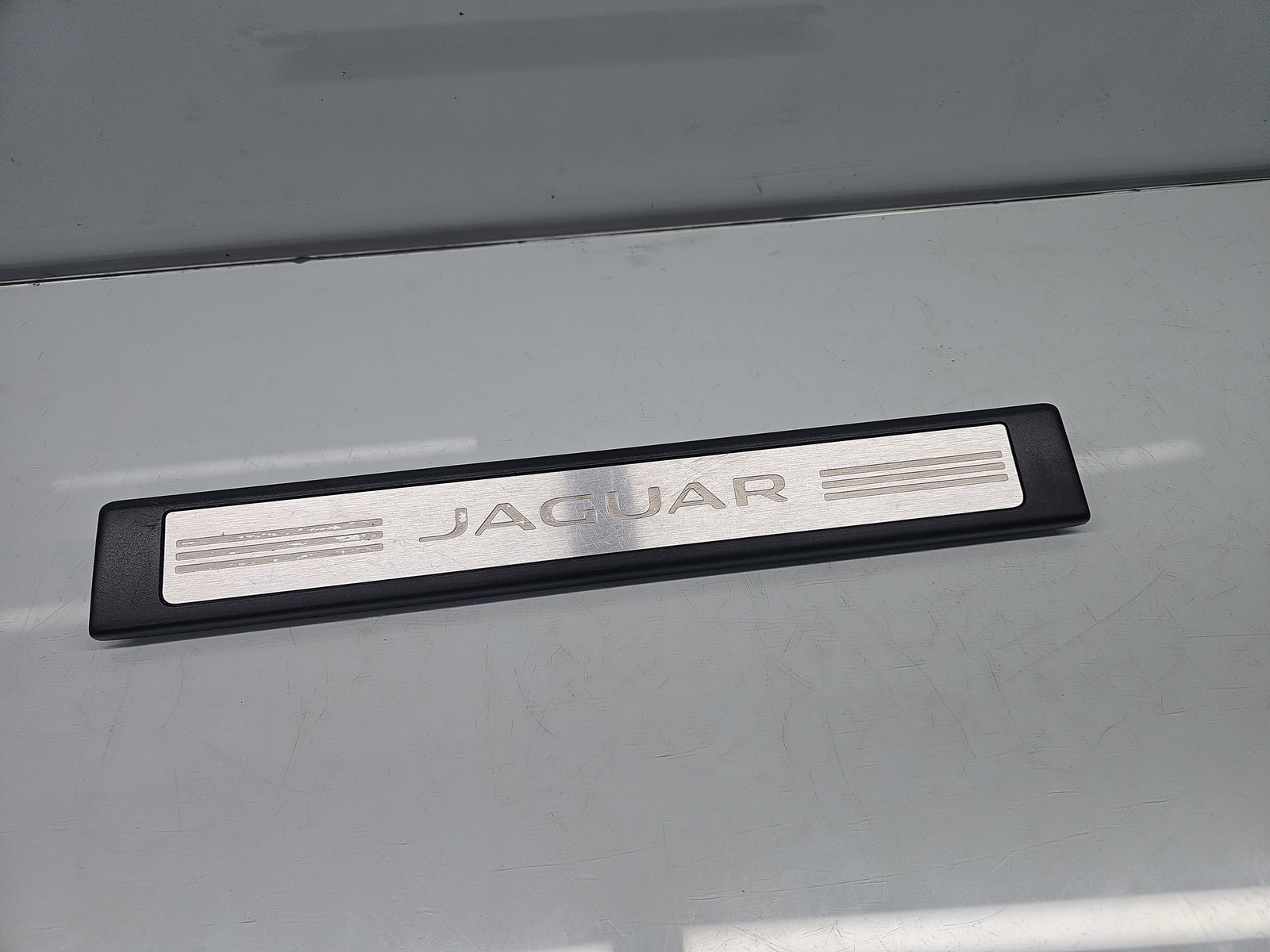 Ornament prag stanga fata Jaguar XF (X250) [Fabr 2008-2015] Facelift Berlina 8X23-13201-A - imagine 1