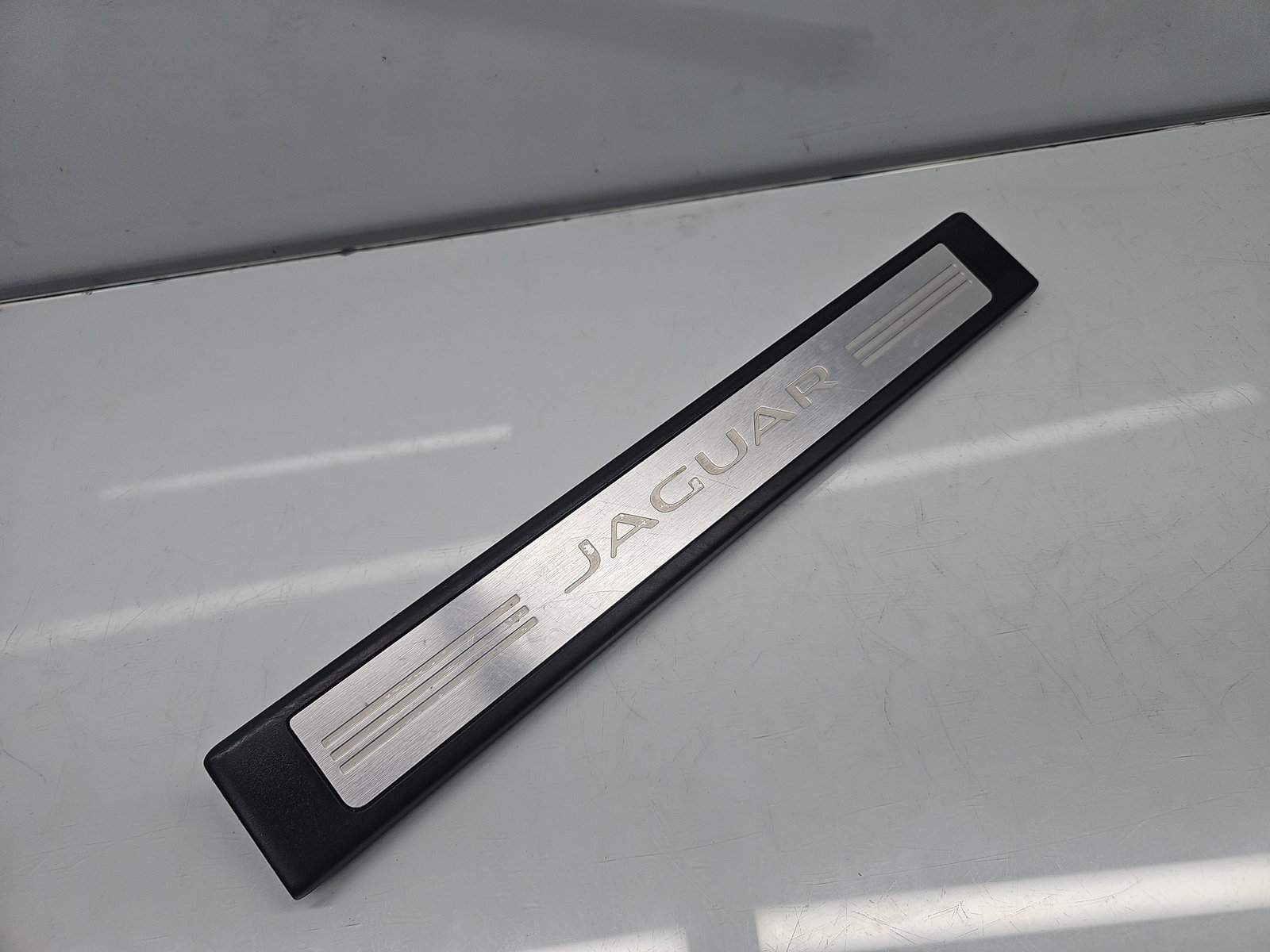 Ornament prag stanga fata Jaguar XF (X250) [Fabr 2008-2015] Facelift Berlina 8X23-13201-A - imagine 2