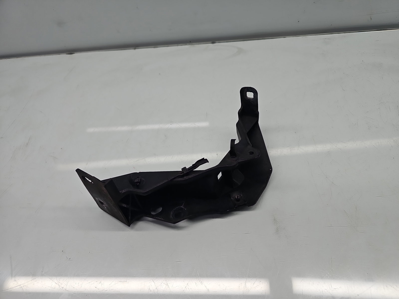 Suport aripa dreapta fata Jaguar XF (X250) [Fabr 2008-2015] Facelift Berlina CX23-16A142-A - imagine 3