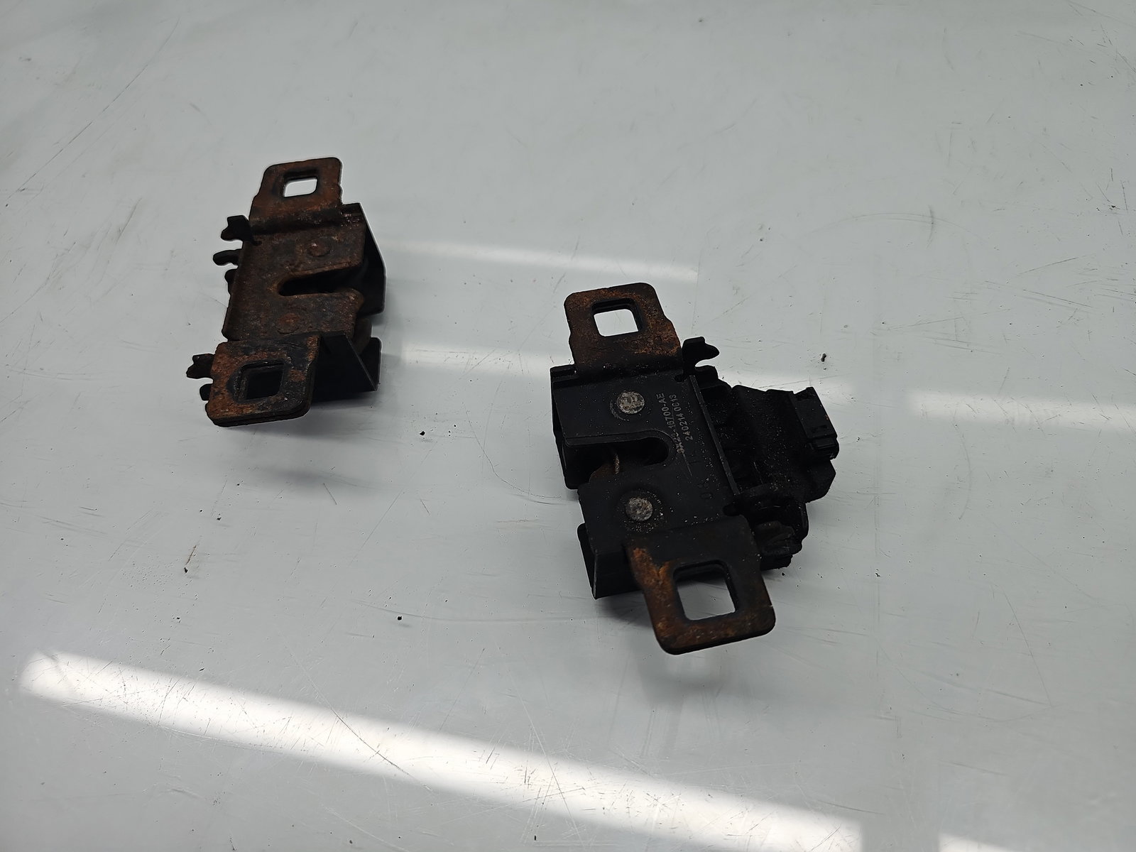 Broasca capota Jaguar XF (X250) [Fabr 2008-2015] Facelift Berlina 8X23-16700-AE - imagine 3