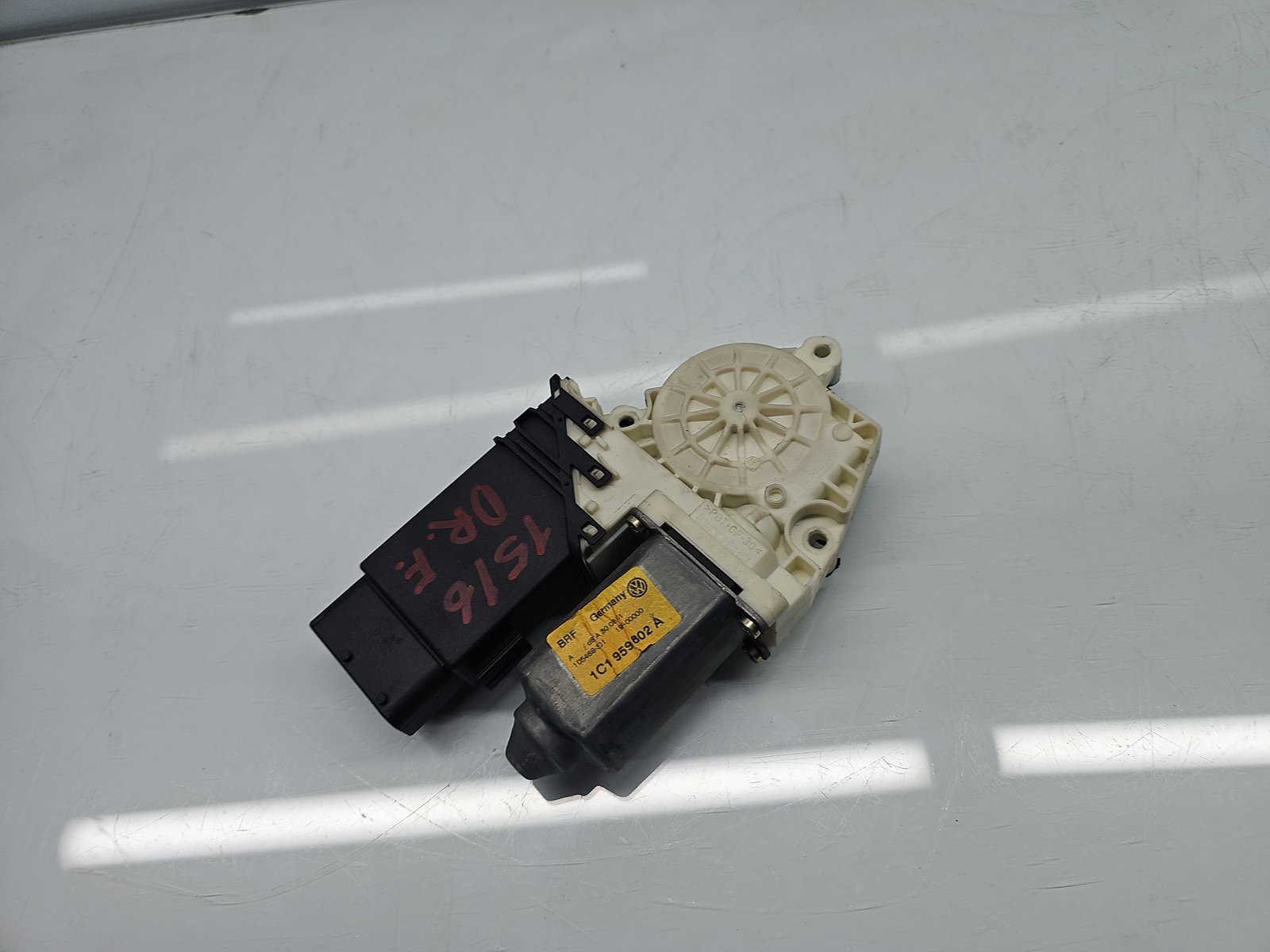 Motoras geam dreapta fata Volkswagen Bora (1J2) [Fabr 1998-2005] 1C1959802A - imagine 4