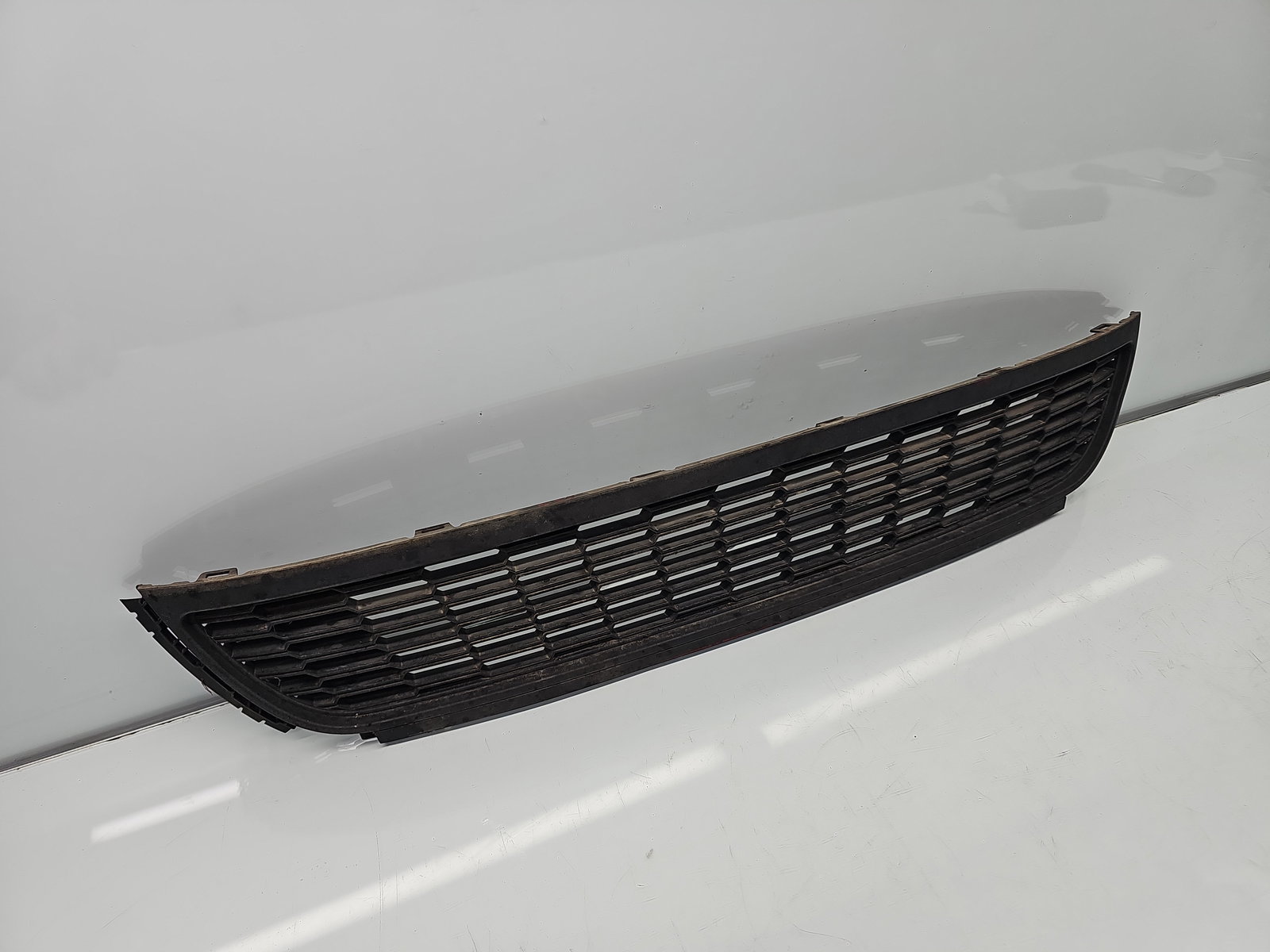 Grila bara fata Volkswagen Polo (6R) [Fabr 2009-2016] 6R0853677A - imagine 2