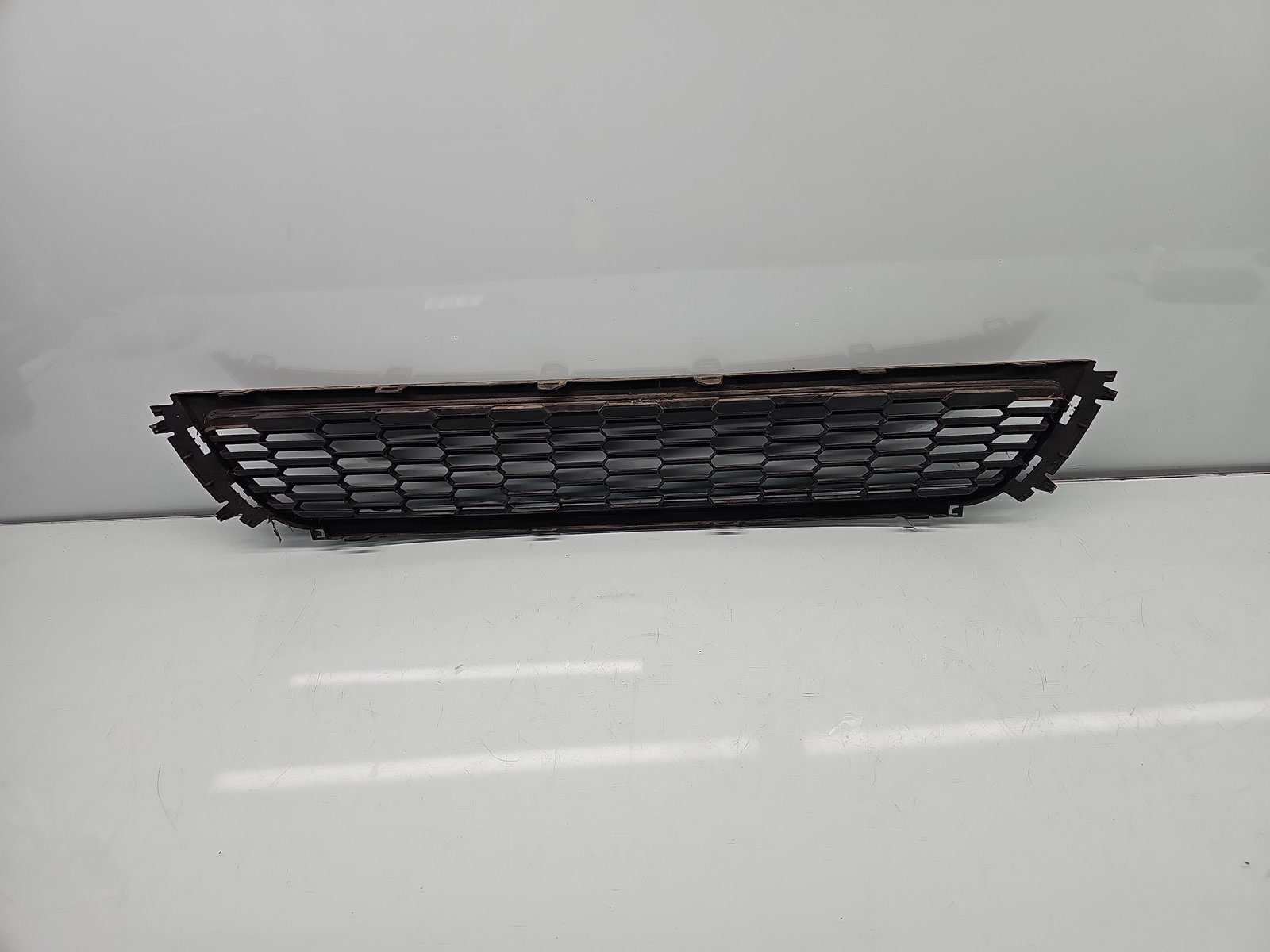 Grila bara fata Volkswagen Polo (6R) [Fabr 2009-2016] 6R0853677A - imagine 4