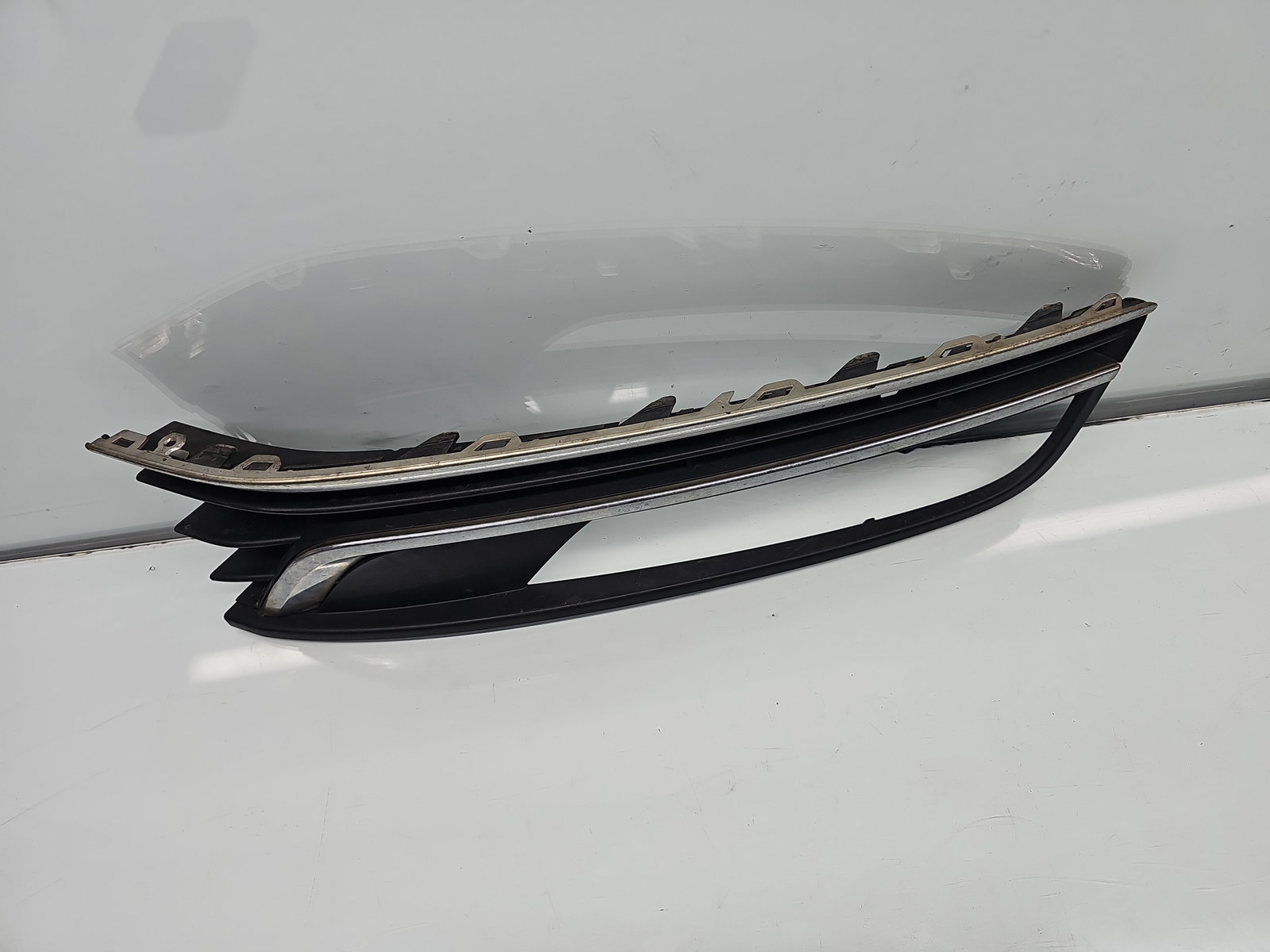 Grila proiector dreapta Volkswagen Passat B7 (365) Variant [Fabr 2010-2014] 3AA853666 - imagine 2