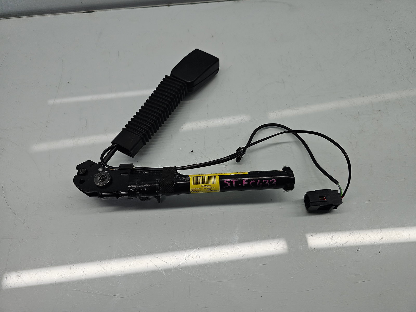 Capsa centura stanga fata Jaguar XF (X250) [Fabr 2008-2015] Facelift AW83-F61203-AD - imagine 1