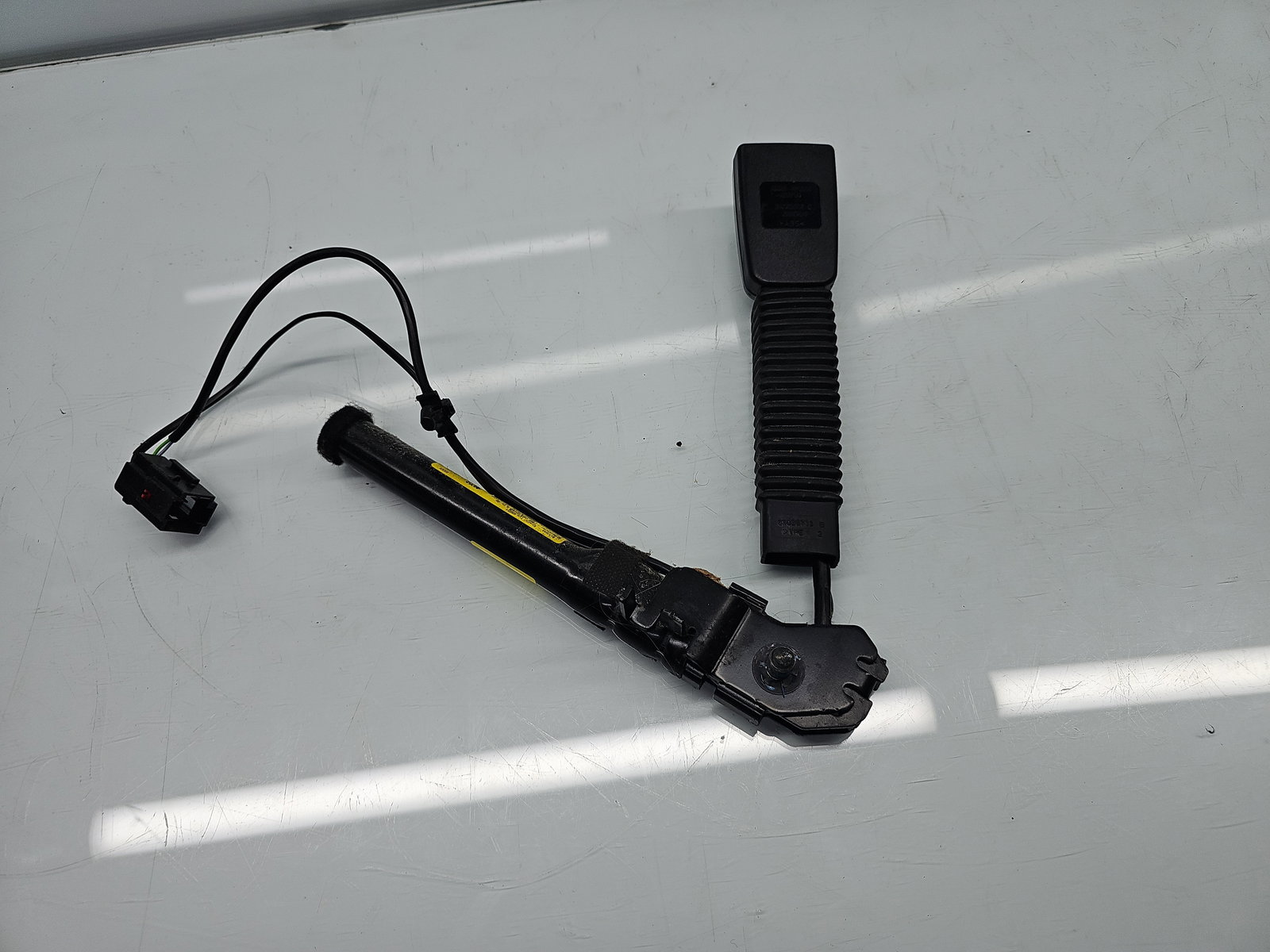 Capsa centura stanga fata Jaguar XF (X250) [Fabr 2008-2015] Facelift AW83-F61203-AD - imagine 3