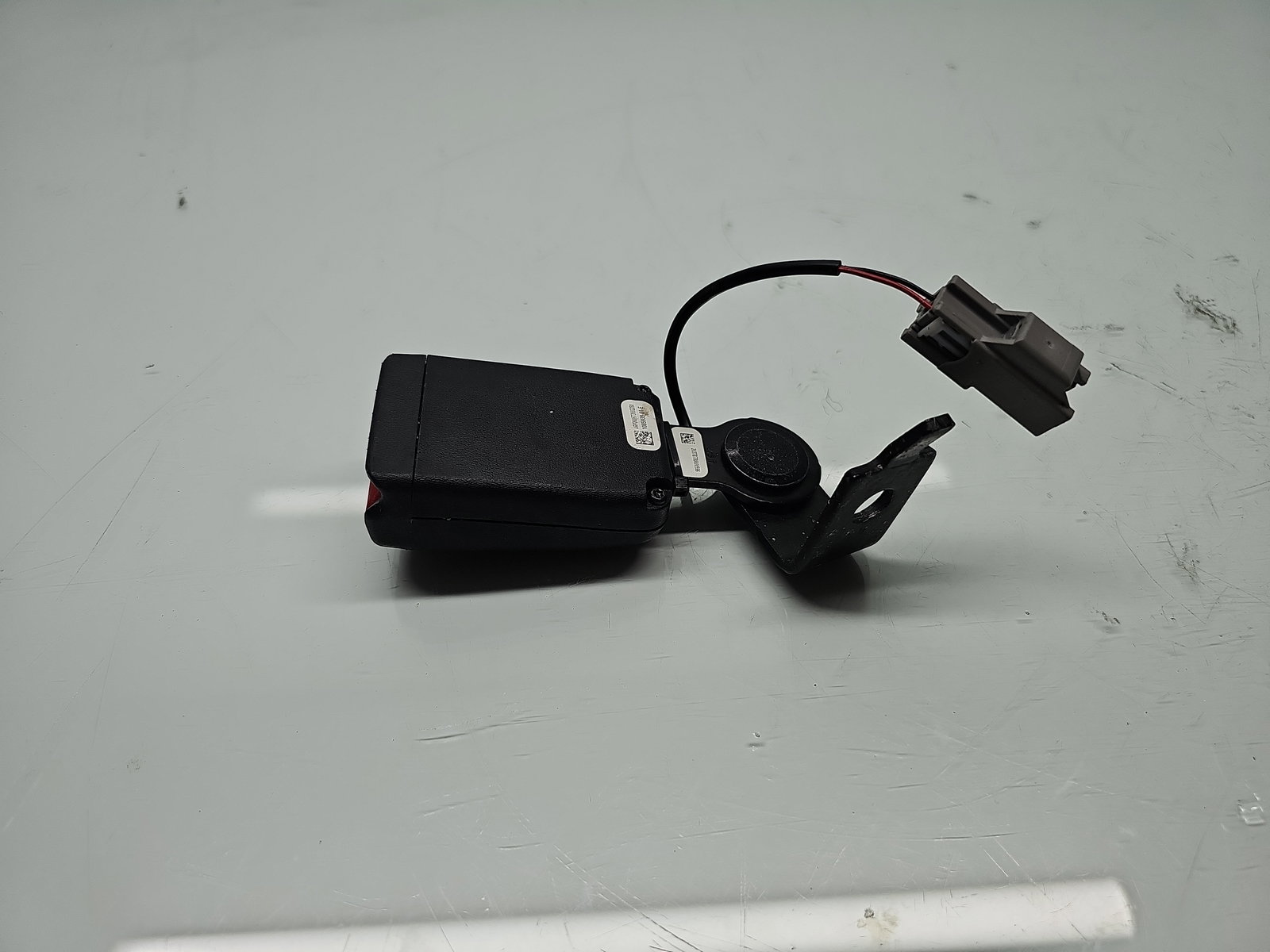 Capsa centura stanga spate TESLA Model 3 [Fabr 2020-2025] 1085939-01-E - imagine 1