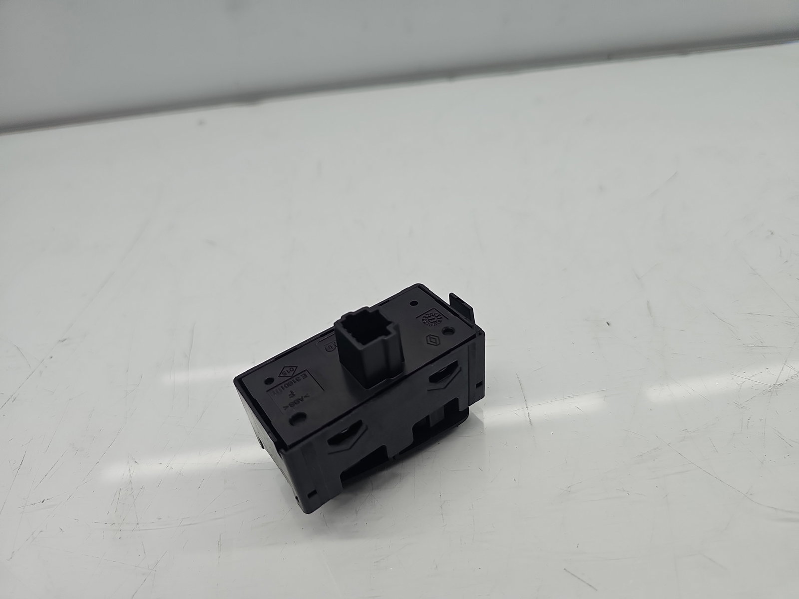 Buton avarii Dacia Logan MCV 2 [Fabr 2013-2022] 252905668R - imagine 4