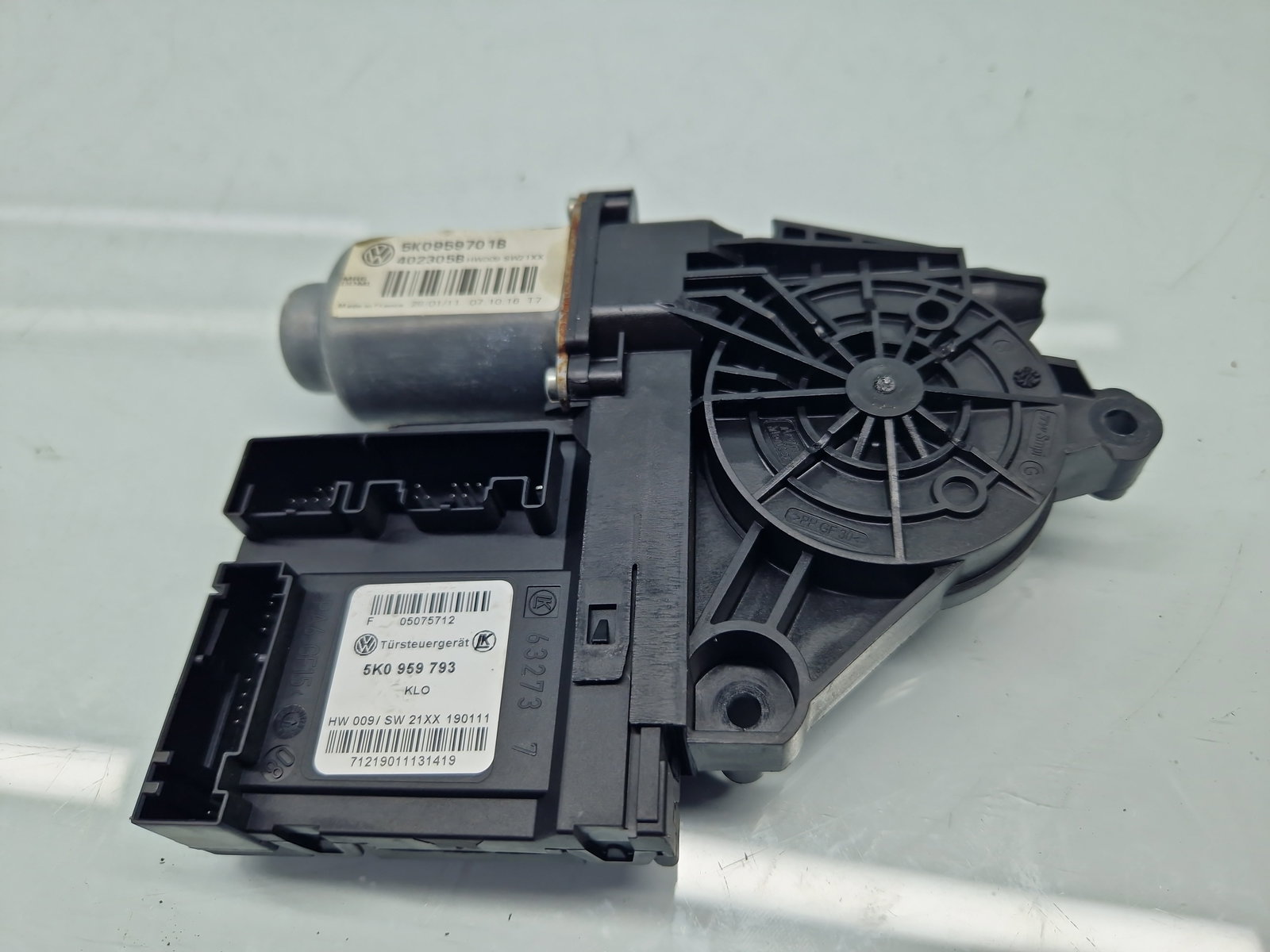 Motoras geam dreapta fata Volkswagen Golf 6 (5K1) [Fabr 2009-2013] Hatchback 5K0959701B - imagine 2