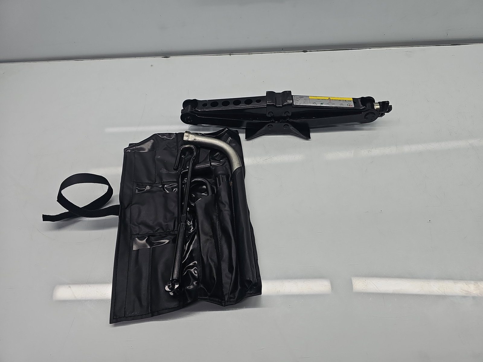 Set cric si cheie AUDI A3 (8VS) [Fabr 2013-prezent] OEM - imagine 1