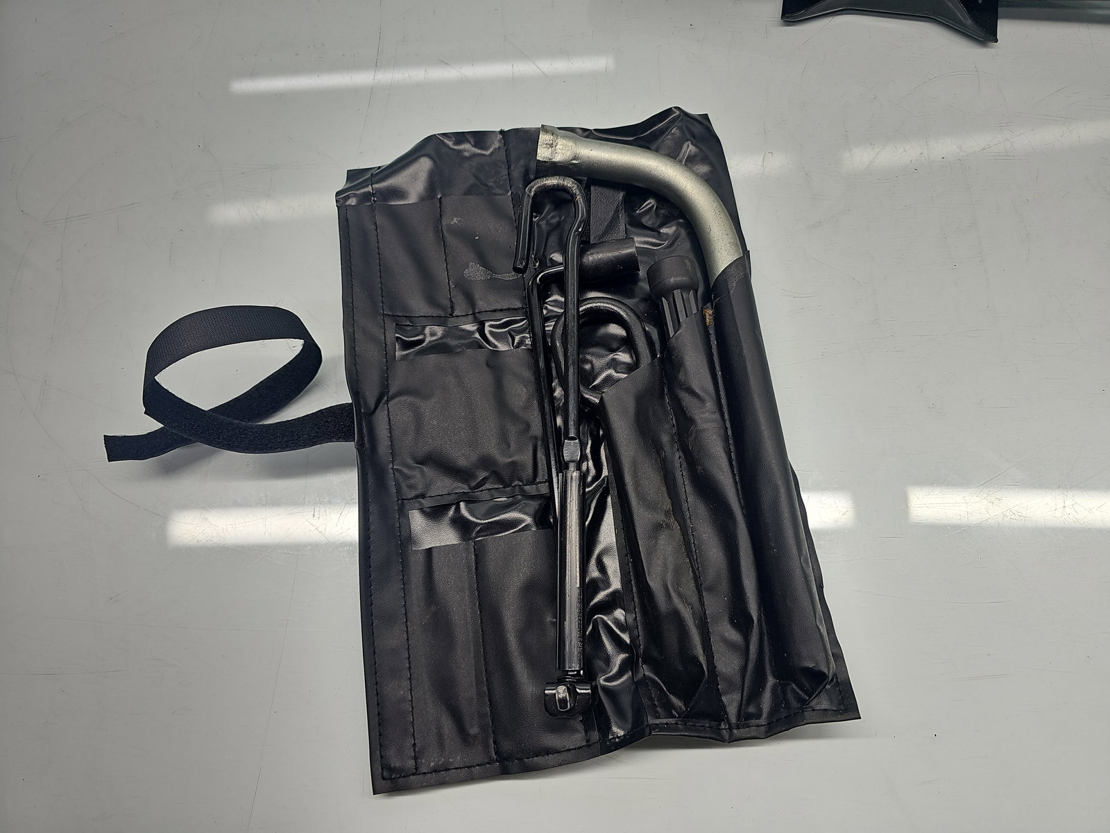 Set cric si cheie AUDI A3 (8VS) [Fabr 2013-prezent] OEM - imagine 2