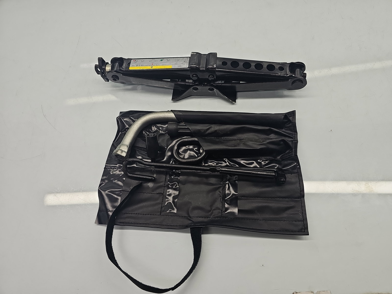 Set cric si cheie AUDI A3 (8VS) [Fabr 2013-prezent] OEM - imagine 4