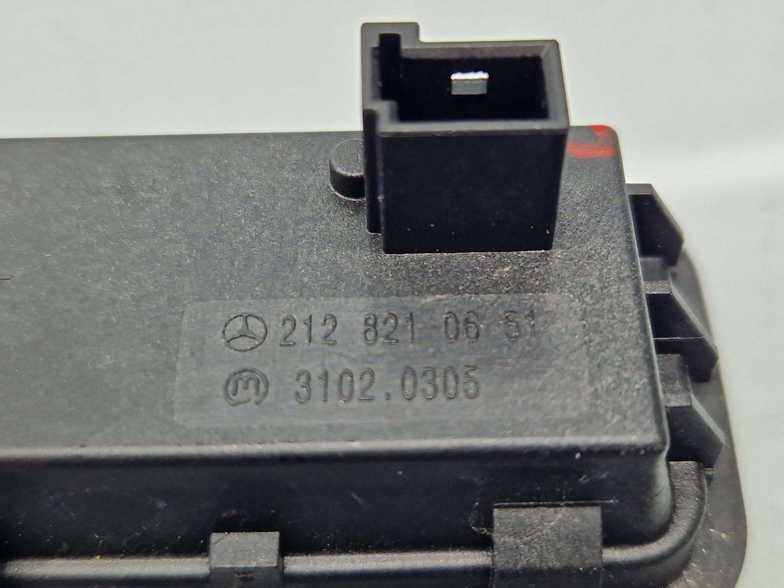 Buton deschidere haion Mercedes Clasa E (W212) [Fabr 2009-2016] 2128210651 - imagine 6