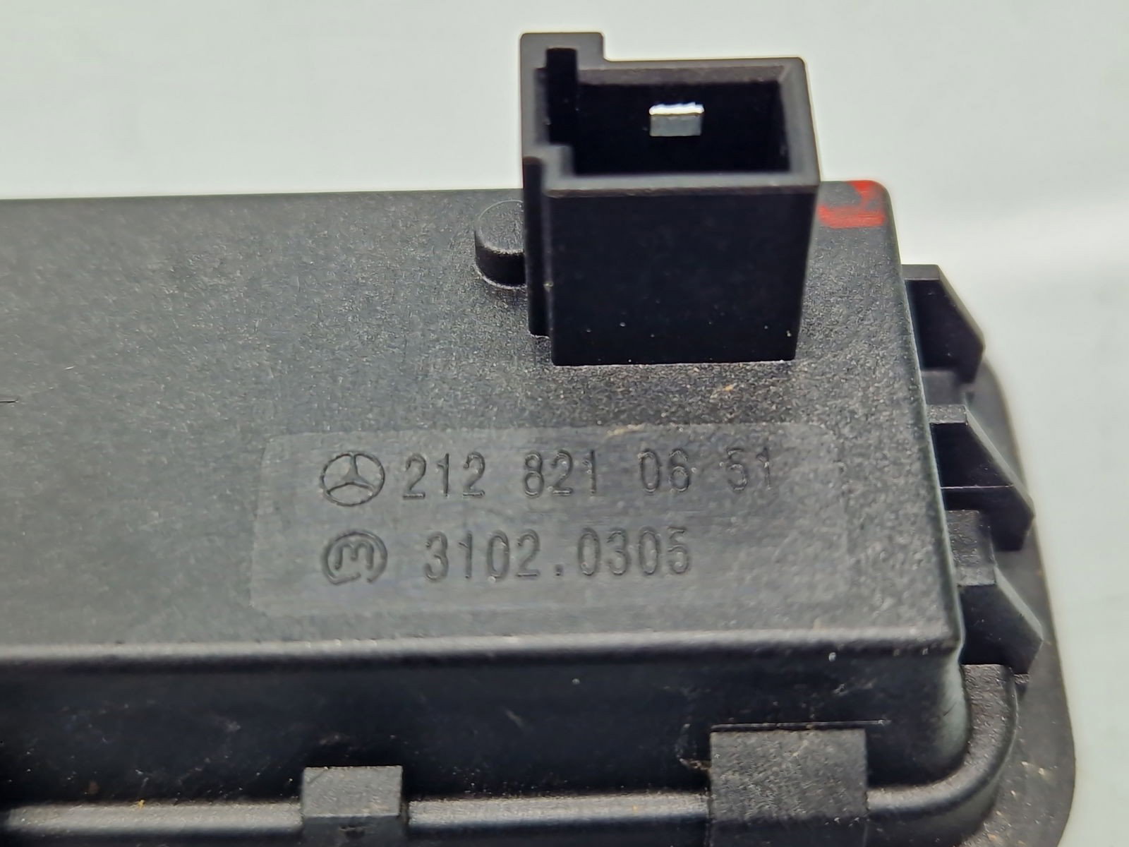 Buton deschidere haion Mercedes Clasa C (W204) [Fabr 2007-2014] 2128210651 - imagine 2