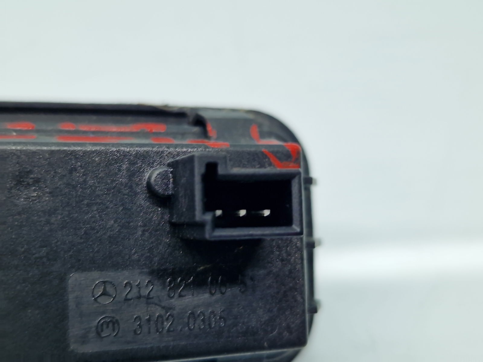 Buton deschidere haion Mercedes Clasa C (W204) [Fabr 2007-2014] 2128210651 - imagine 4