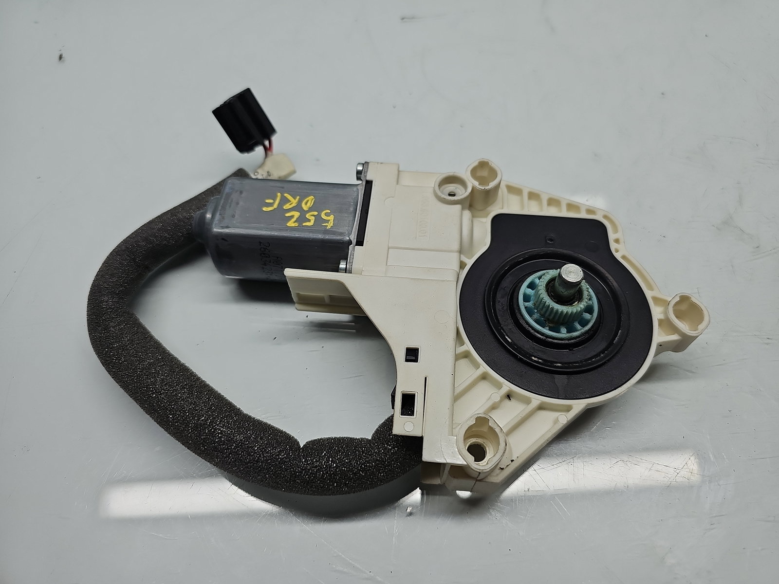 Motoras geam dreapta fata Skoda Superb II (3T5) [Fabr 2009-2015] Break Facelift 8K0959802A - imagine 2