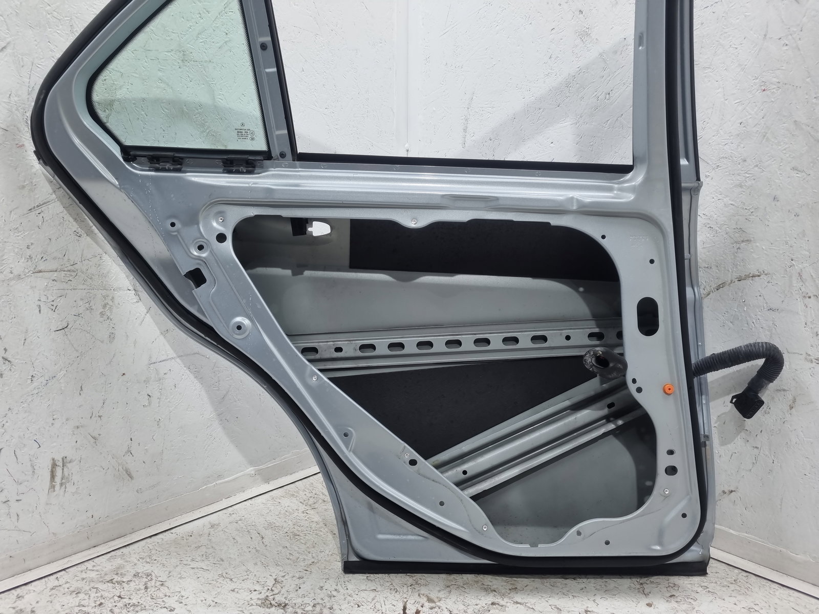 Usa stanga spate Mercedes Clasa C (W204) [Fabr 2007-2014] Berlina Facelift, AMG 988U Argintiu Diamat - imagine 2