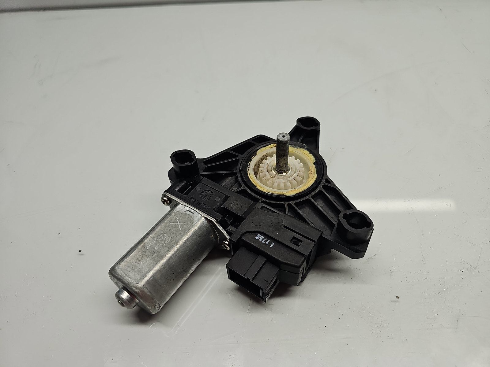 Motoras geam stanga spate Mercedes Clasa A (W176) [Fabr 2012-2018] A2469063100 - imagine 1