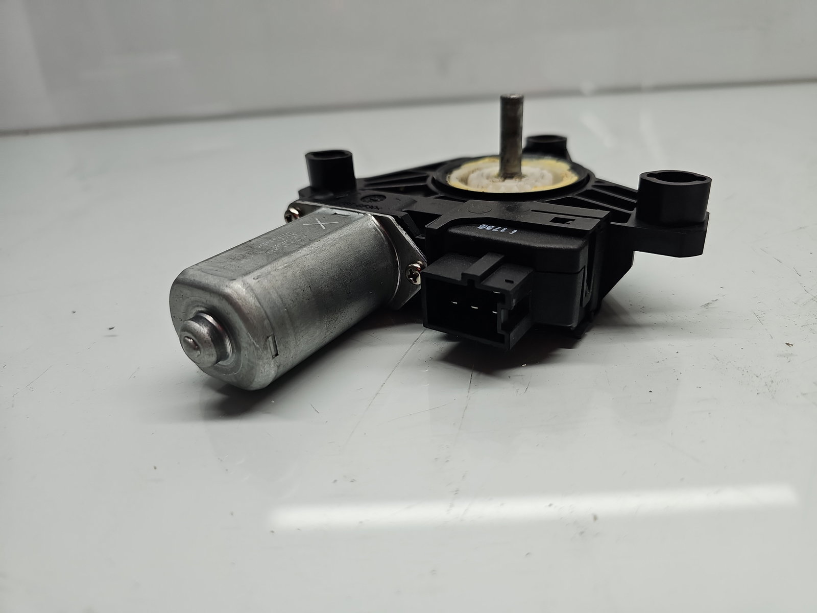 Motoras geam stanga spate Mercedes Clasa A (W176) [Fabr 2012-2018] A2469063100 - imagine 2