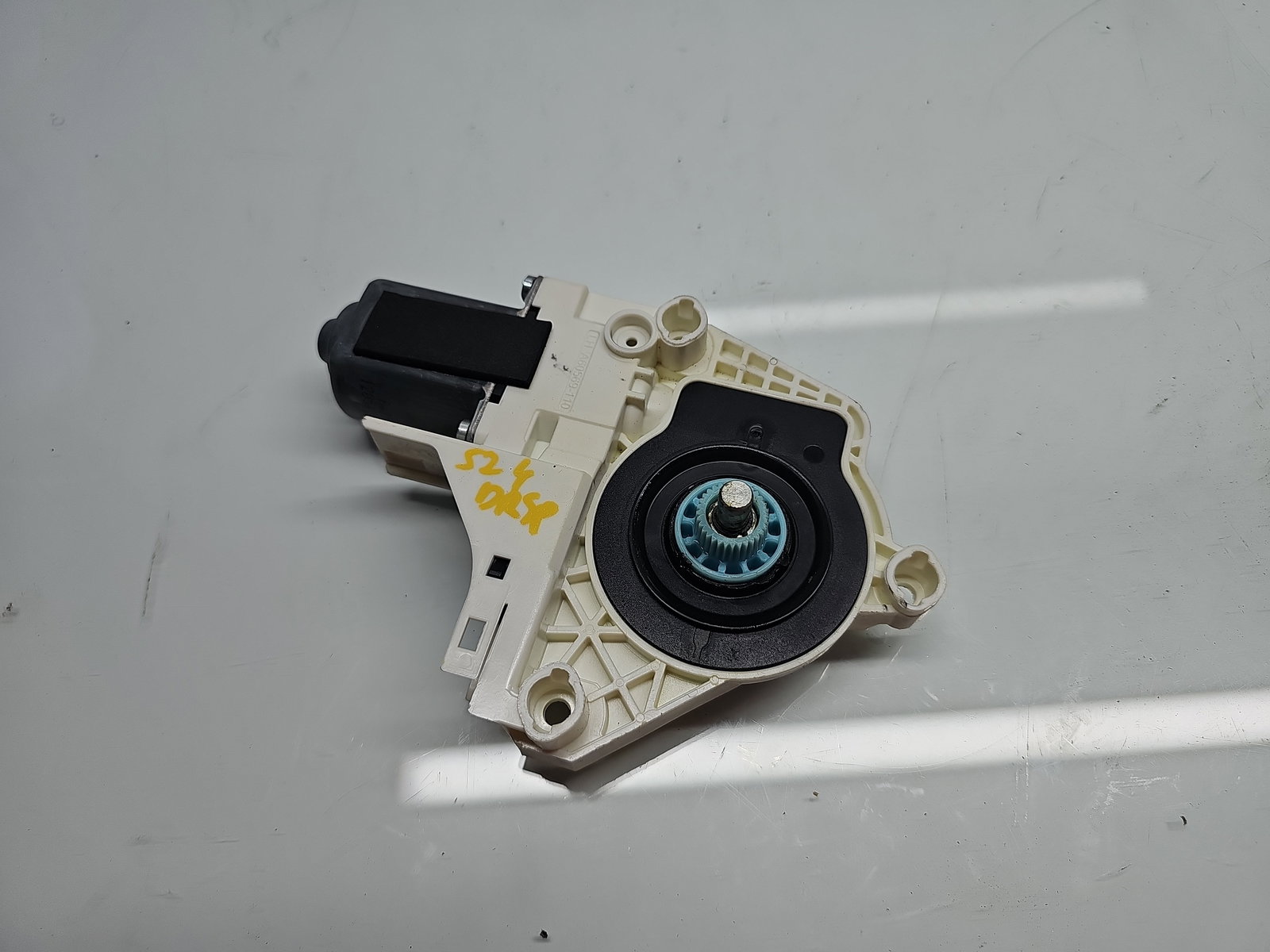 Motoras geam dreapta spate AUDI A6 (4G2, C7) S-line [Fabr 2012-2017] 8K0959812A