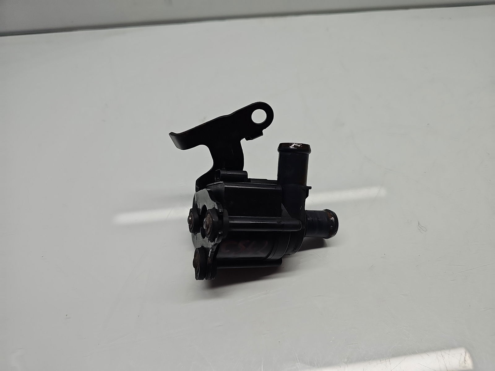 Pompa recirculare apa AUDI A3 Sportback (8VS, 8VM) [Fabr 2013-prezent] 5Q0965561B 2.0 TDI CRMB 110KW / 150CP - imagine 1