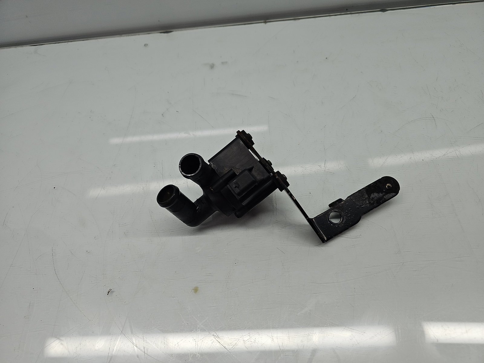 Pompa recirculare apa Volkswagen Golf 6 (5K1) [Fabr 2009-2013] 5N0965561 1.6 TDI CAYC 77KW / 105CP - imagine 2