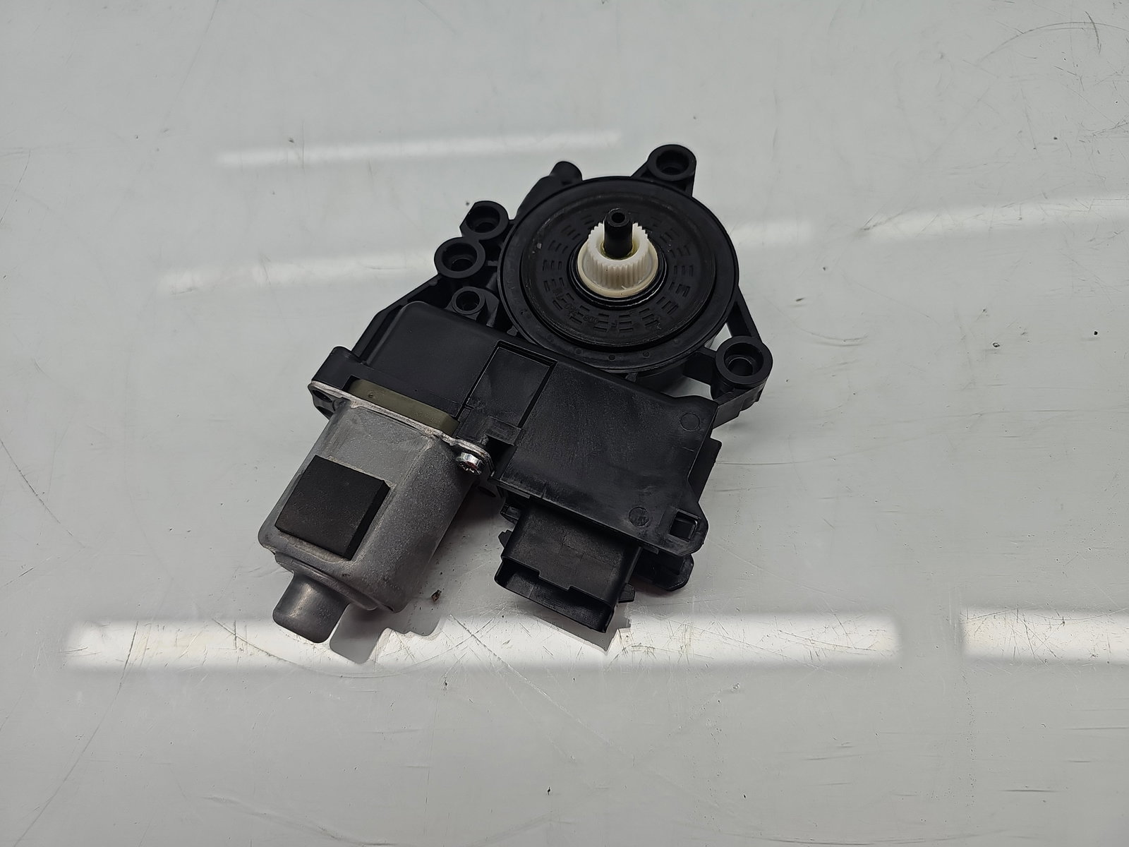 Motoras geam stanga spate Hyundai i40 Wagon [Fabr 2012-2019] 83450-3Z010
