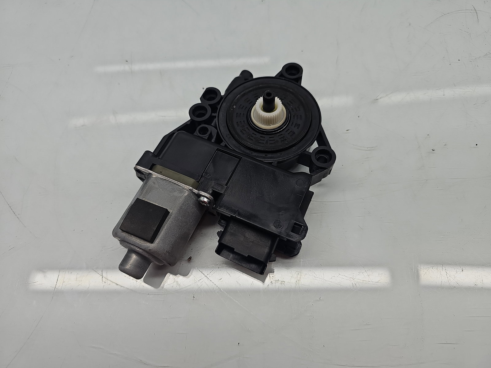 Motoras geam stanga spate Hyundai i40 Wagon [Fabr 2012-2019] 83450-3Z010 - imagine 1