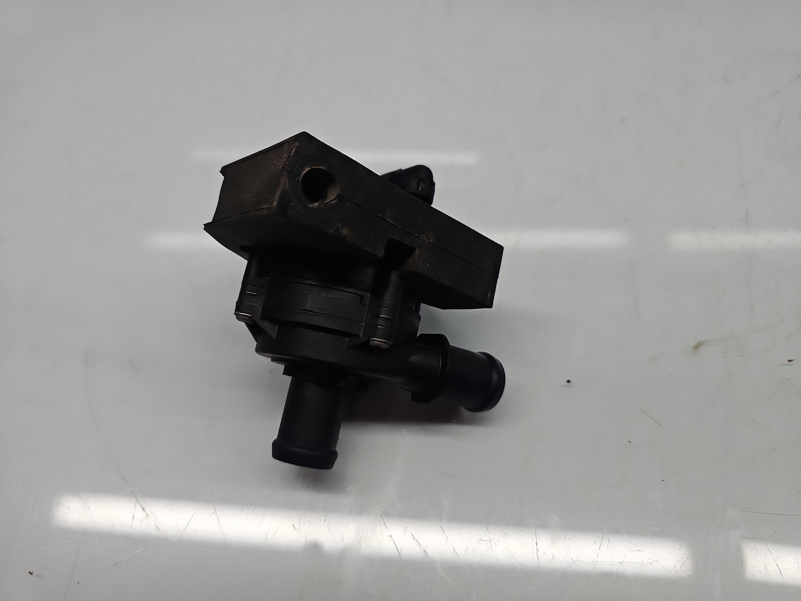 Pompa recirculare apa AUDI A3 (8VS) [Fabr 2013-prezent] 5Q0965567 1.4 TFSI CZEA 110KW / 150CP - imagine 1