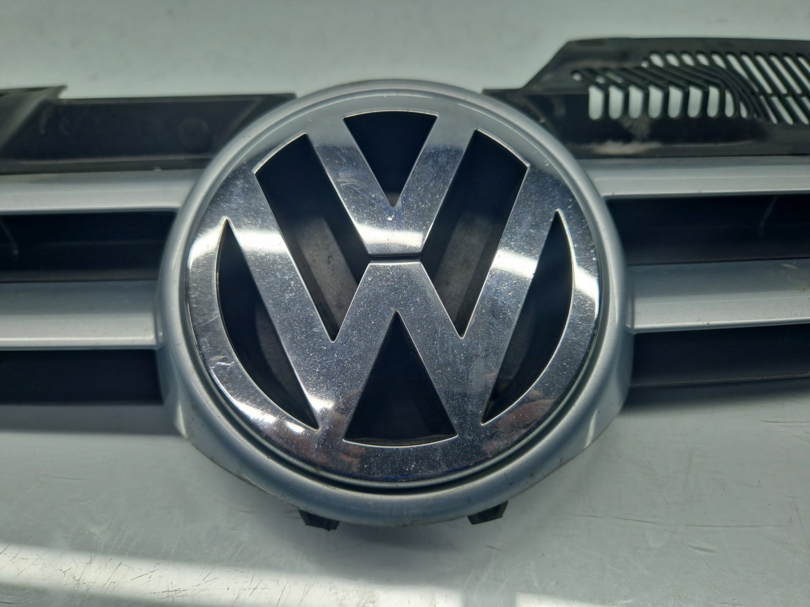 Grila bara fata Volkswagen Golf 5 (1K1) [Fabr 2004-2008] Hatchback 1K0853651 - imagine 3