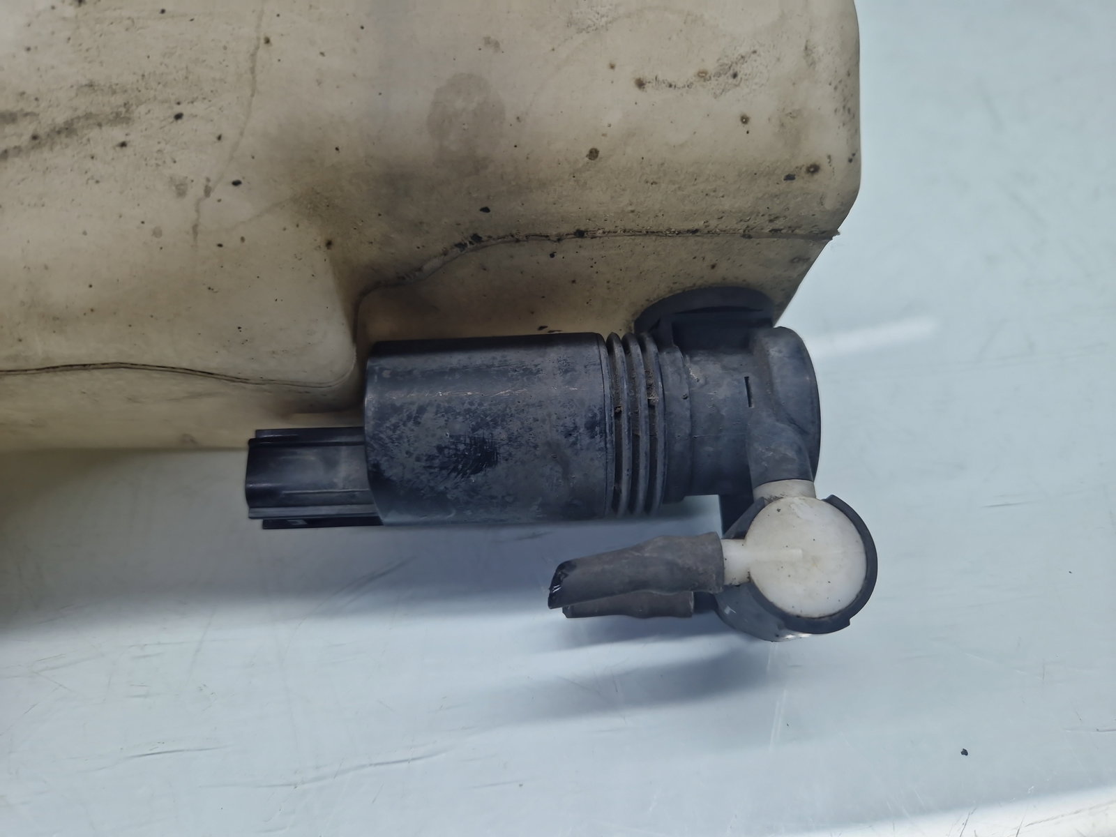 Vas lichid parbriz Ford Fiesta 6 [Fabr 2008-2019] 8A6117B613-AE - imagine 3