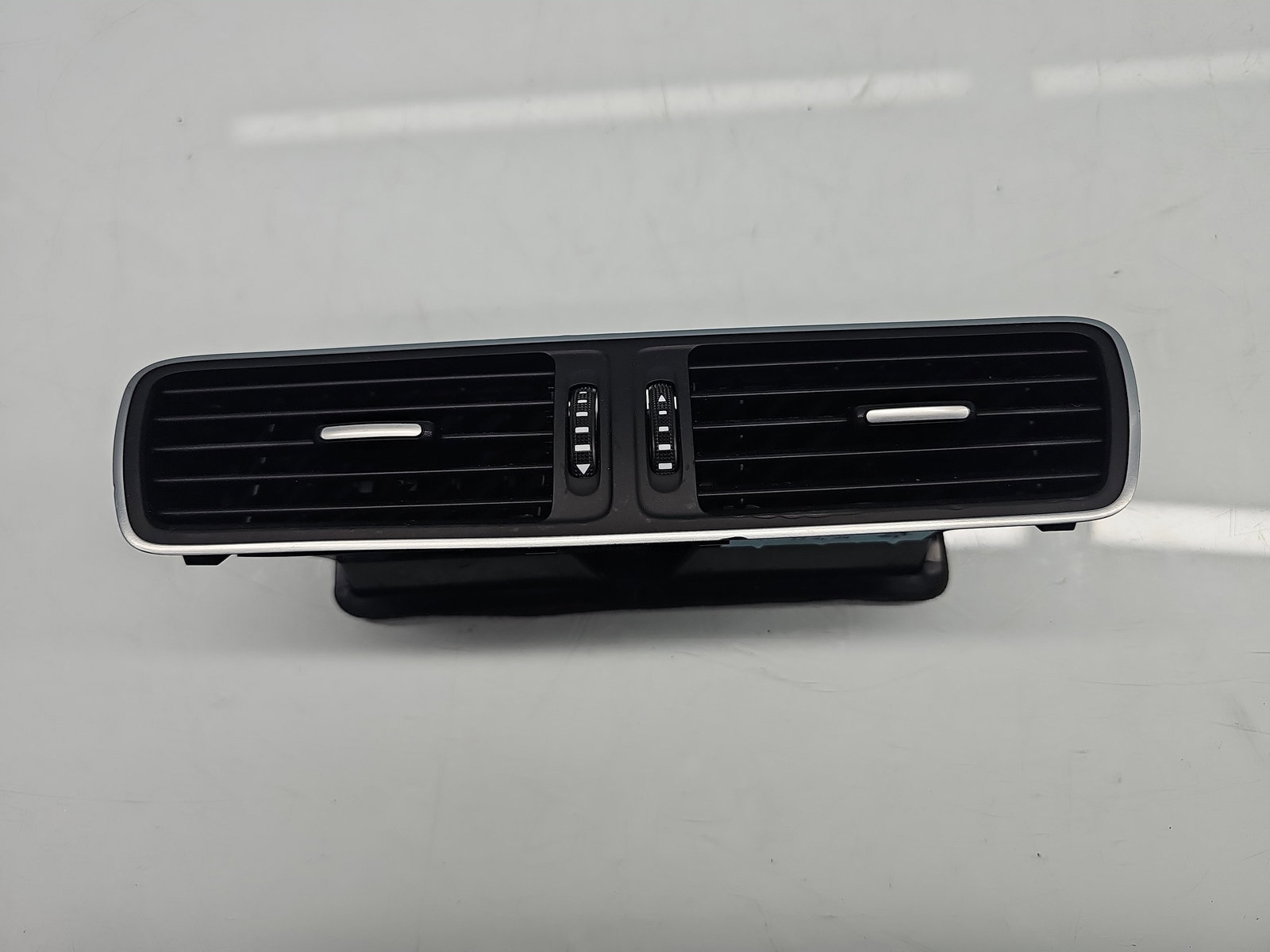 Grila aerisire centrala Volkswagen Passat CC (358) Facelift [Fabr 2012-2016] 3AC819728A - imagine 1