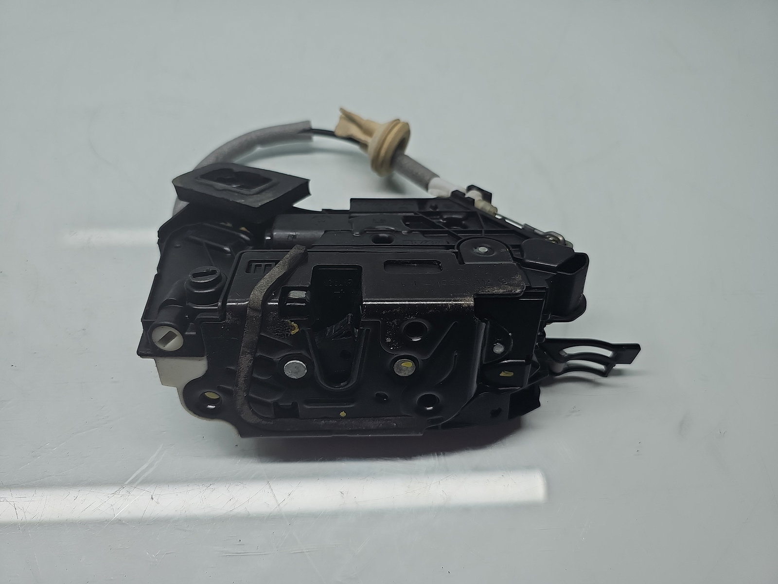 Broasca usa stanga spate Volkswagen Passat B8 (3G2) [Fabr 2015-prezent] 5E0839015 - imagine 1