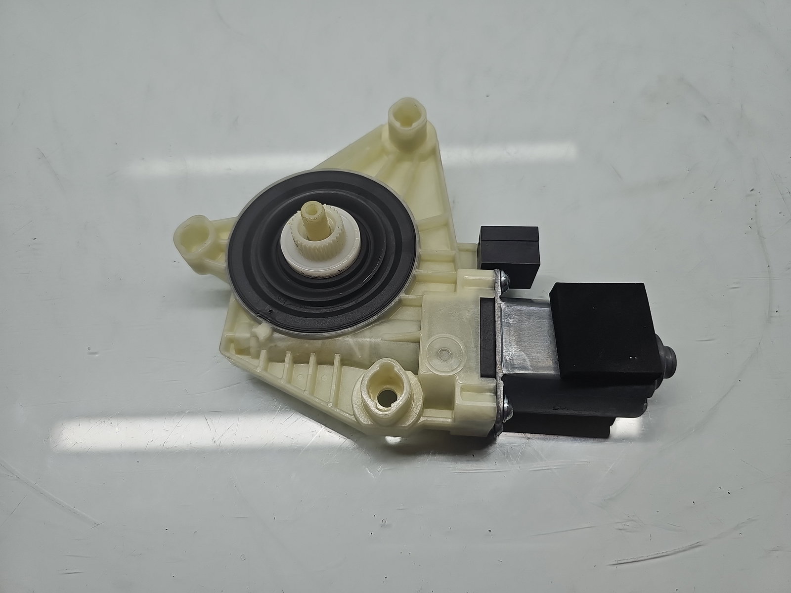 Motoras geam stanga spate Volkswagen Passat B8 (3G2) [Fabr 2015-prezent] 5Q4959802D - imagine 2