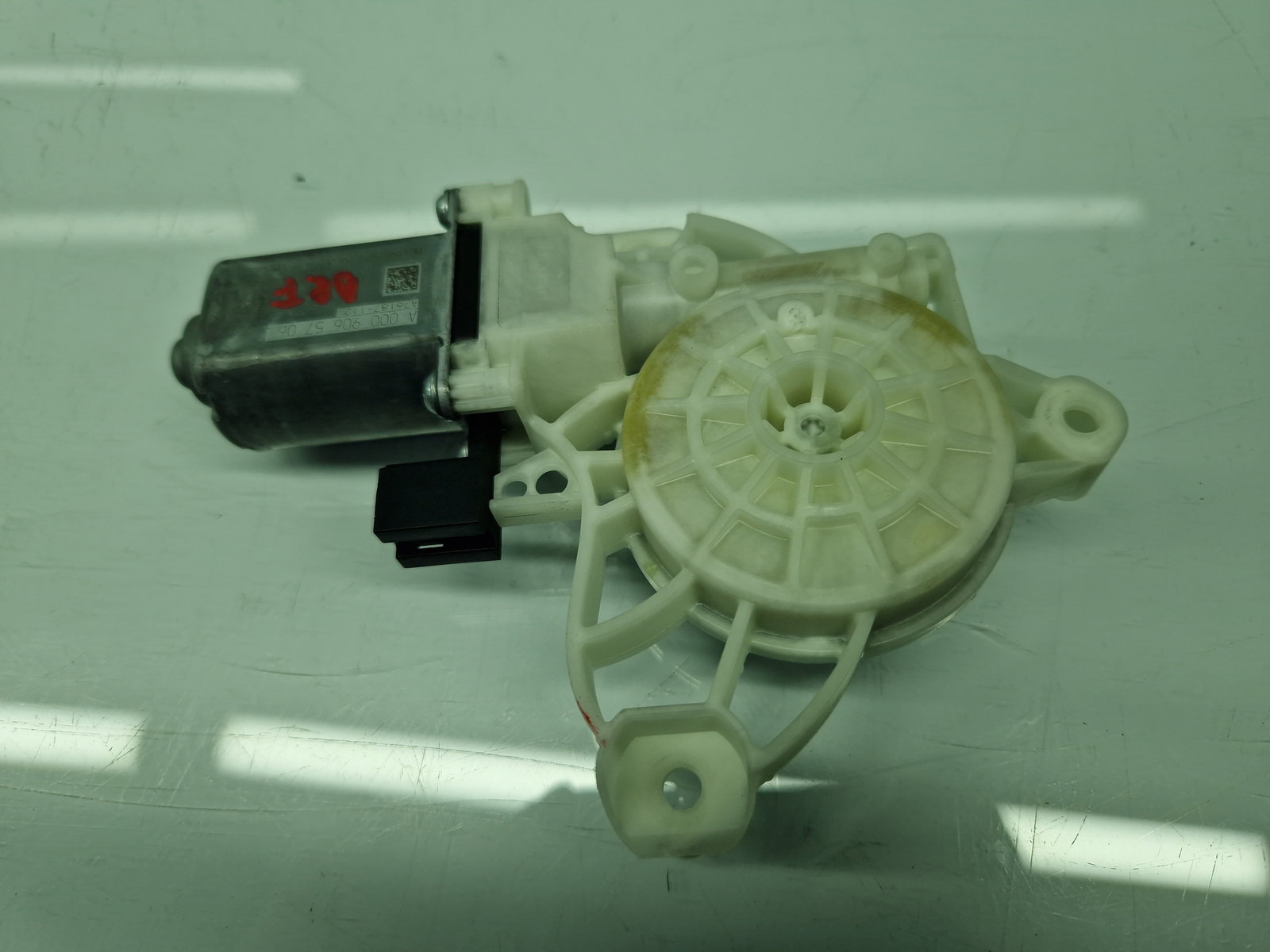 Motoras geam dreapta fata Mercedes Clasa A (W177) [Fabr 2019-2024] A0009065706 - imagine 2