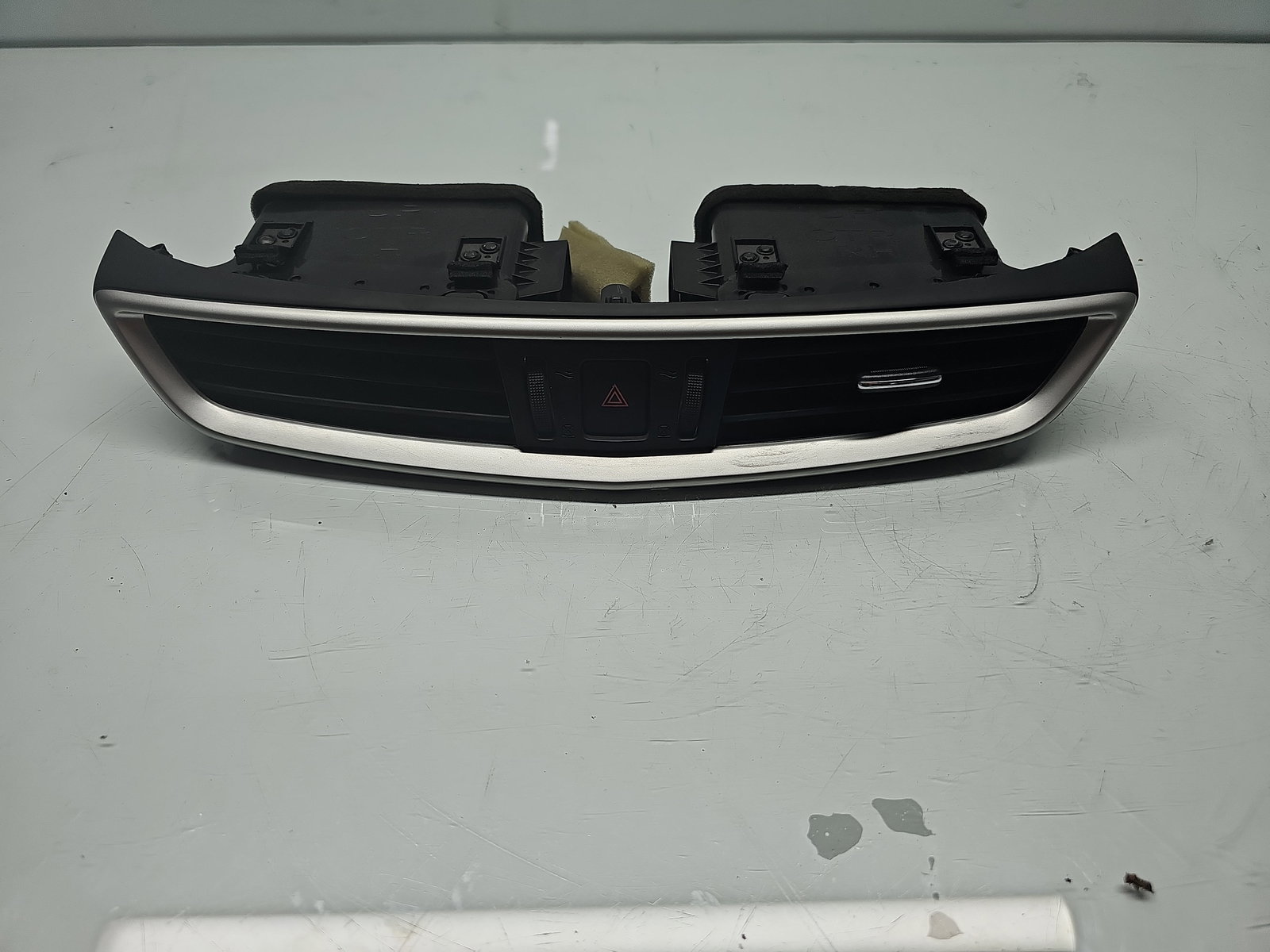 Grila aerisire centrala Nissan X-Trail (T32) [Fabr 2013-prezent] 68750-4BA0A - imagine 1