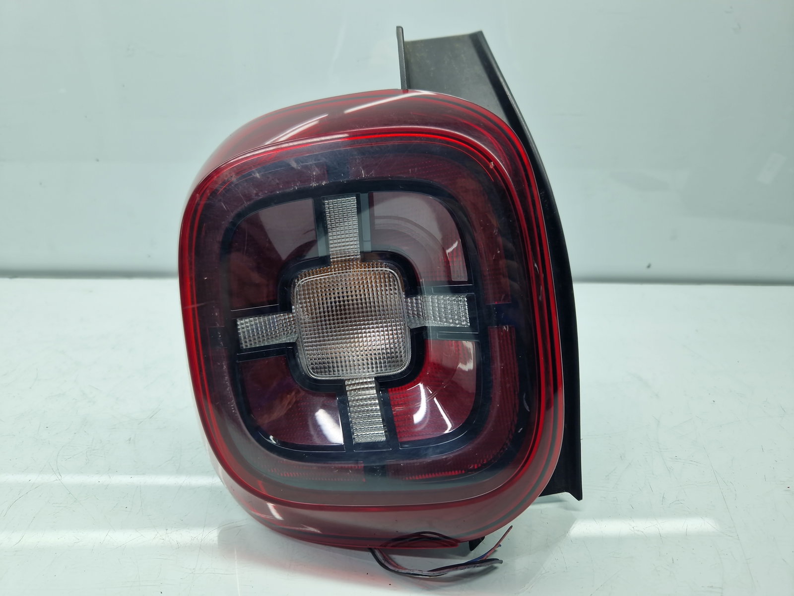 Stop aripa stanga Dacia Duster 2 [Fabr 2017-2023] 265558217R - imagine 1