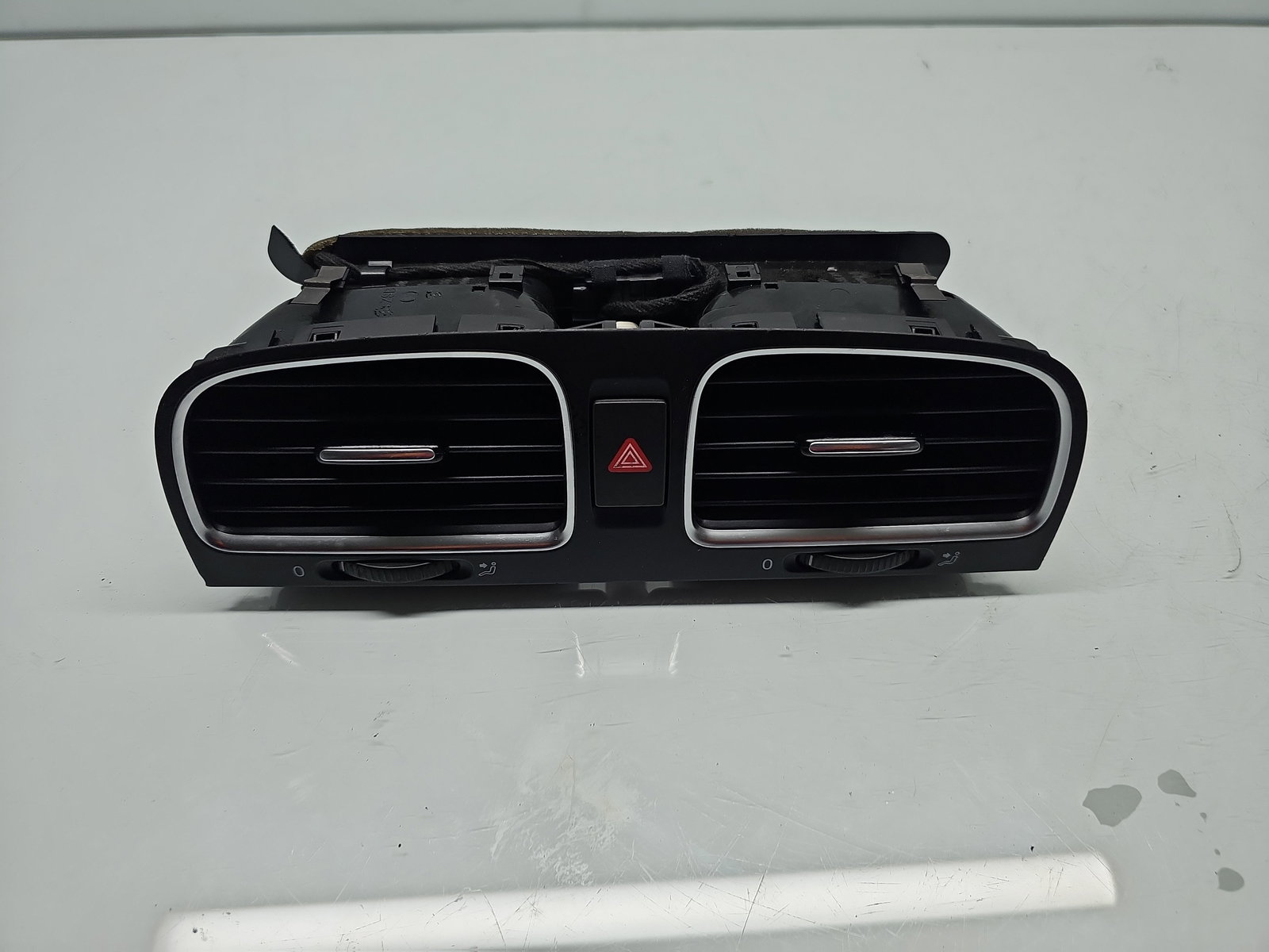 Grila aerisire centrala Volkswagen Golf 6 (5K1) [Fabr 2009-2013] 5K0815736D - imagine 1