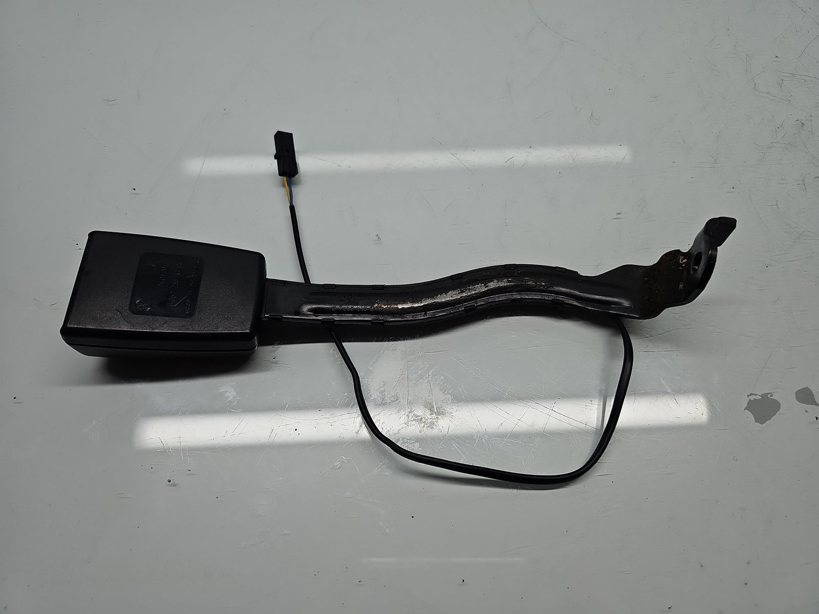 Capsa centura stanga fata Volkswagen Golf 6 (5K1) [Fabr 2009-2013] 1K4857755AB - imagine 1