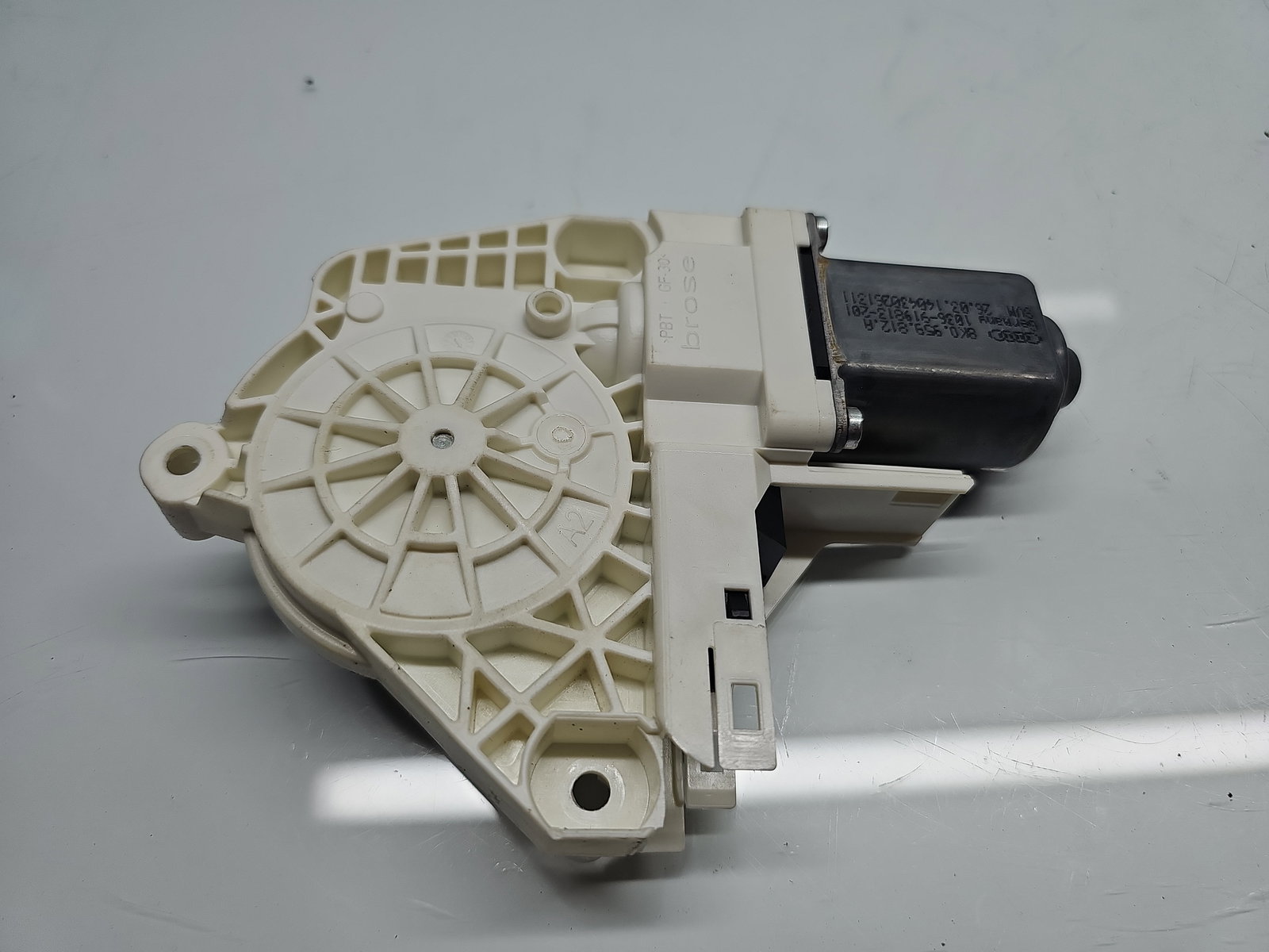 Motoras geam dreapta spate Skoda Superb II (3T5) [Fabr 2009-2015] Break Facelift 8K0959812A - imagine 1