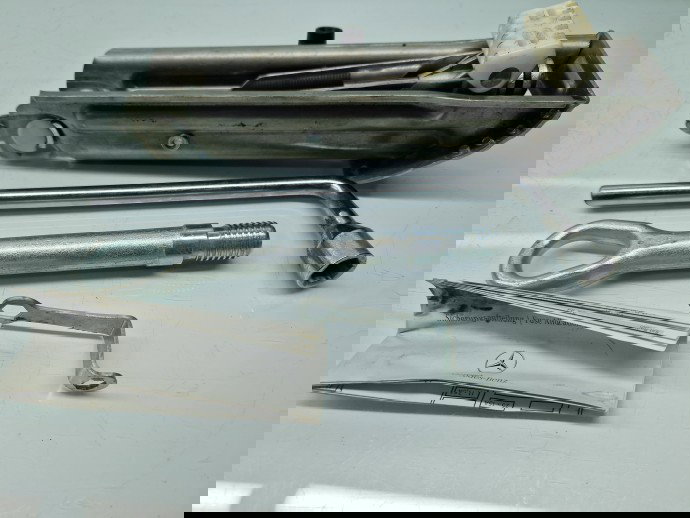 Set cric si cheie Mercedes Clasa C (W204) [Fabr 2007-2014] A2115830415