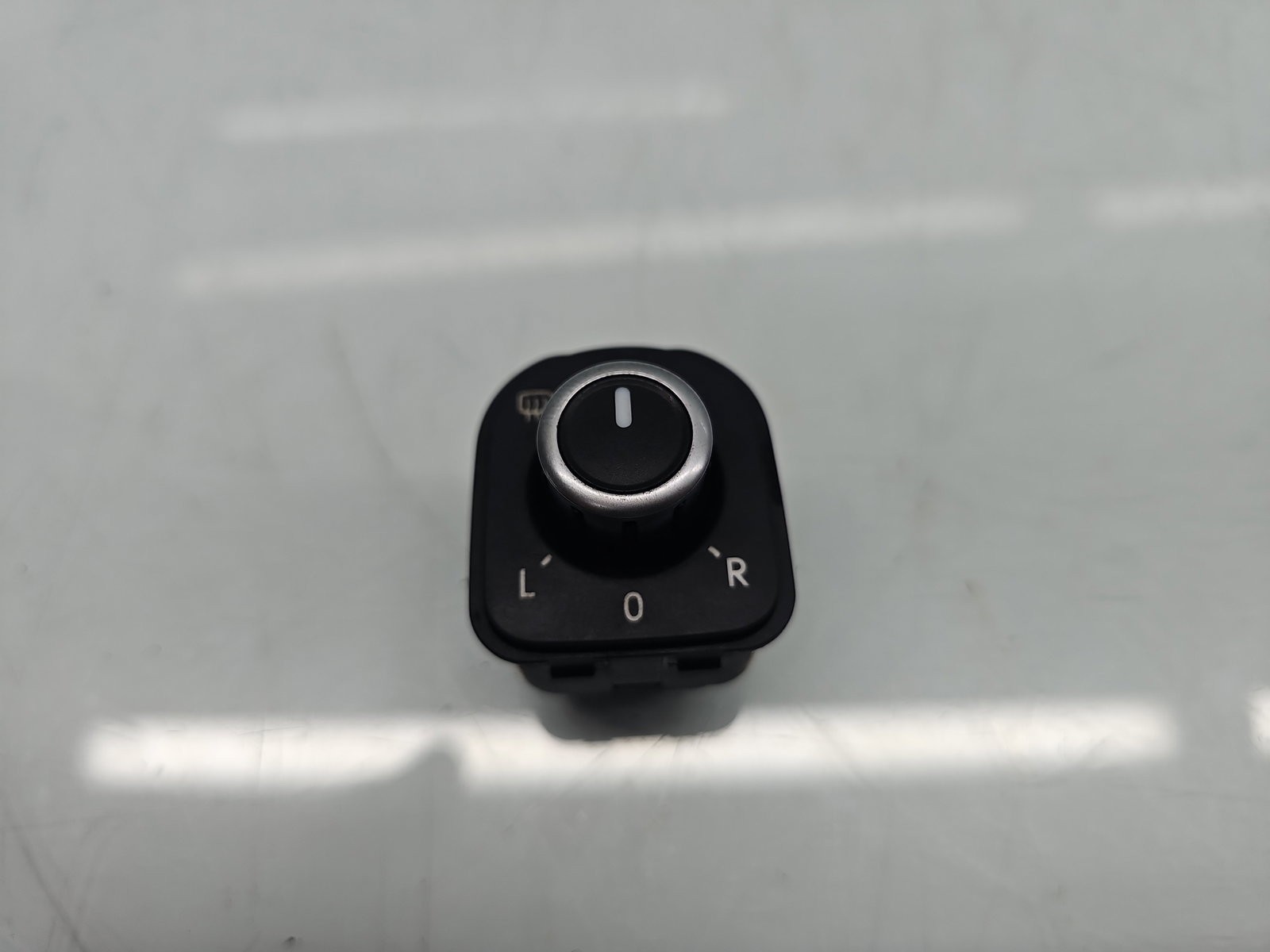 Buton reglaj oglinzi Volkswagen Passat B7 (362) [Fabr 2010-2014] 5K2959565 - imagine 1