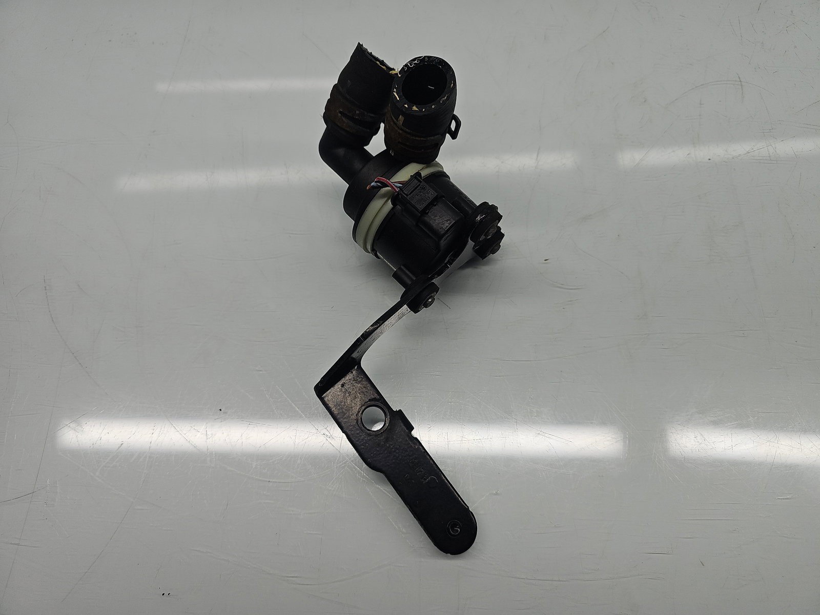 Pompa recirculare apa Volkswagen Tiguan (5N) [Fabr 2007-2016] 5N0965561A 2.0 TDI CFGB 125KW / 170CP - imagine 1