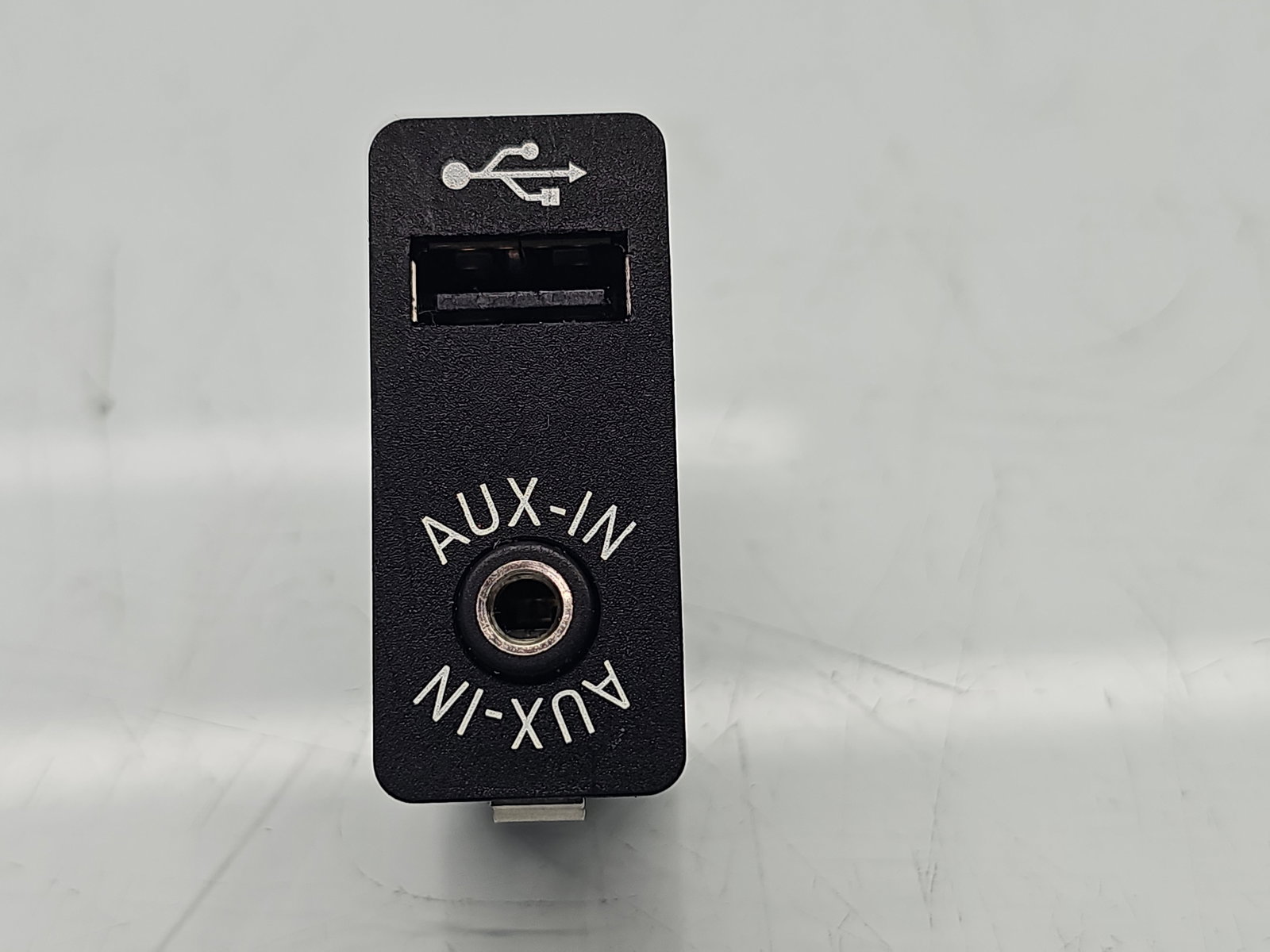 Conector auxiliar USB Bmw 5 GT (F07) [Fabr 2011-2016] 9237653 - imagine 1