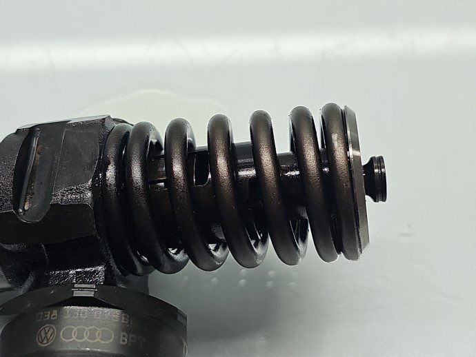 Injector Volkswagen Golf 5 (1K1) [Fabr 2004-2008]  2.0 TDI BMM 103KW / 140CP
