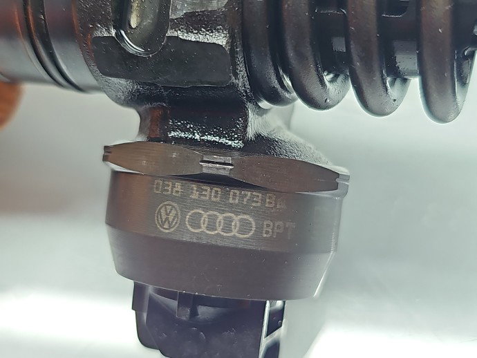 Injector Volkswagen Golf 5 (1K1) [Fabr 2004-2008]  2.0 TDI BMM 103KW / 140CP