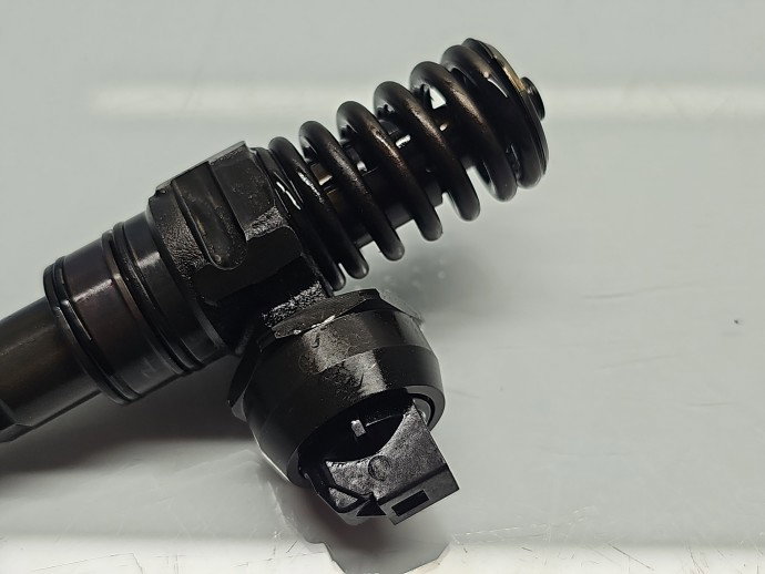 Injector Volkswagen Golf 5 (1K1) [Fabr 2004-2008]  2.0 TDI BMM 103KW / 140CP