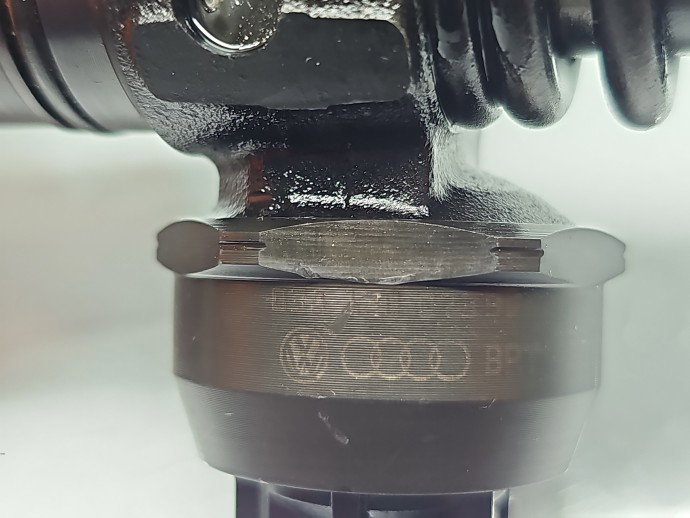 Injector Volkswagen Golf 5 (1K1) [Fabr 2004-2008]  2.0 TDI BMM 103KW / 140CP