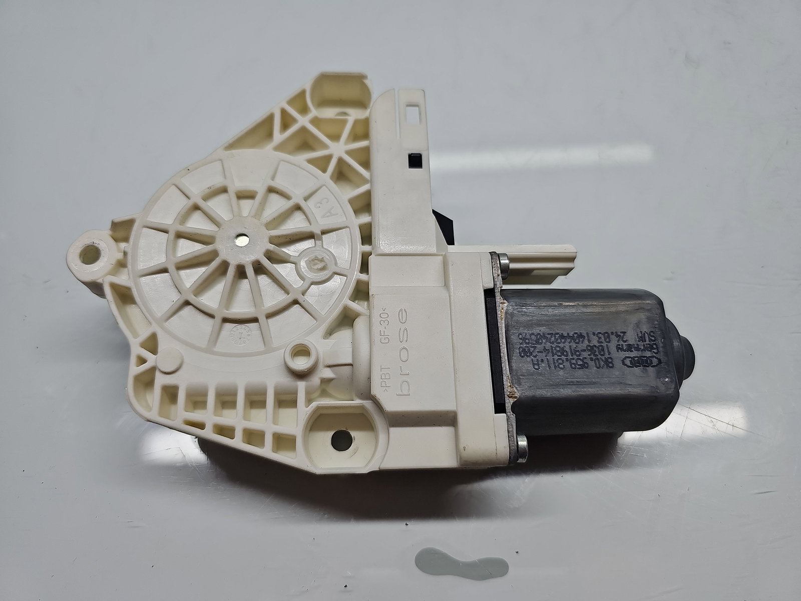 Motoras geam stanga spate Skoda Superb II (3T5) [Fabr 2009-2015] Break Facelift 8K0959811A - imagine 3